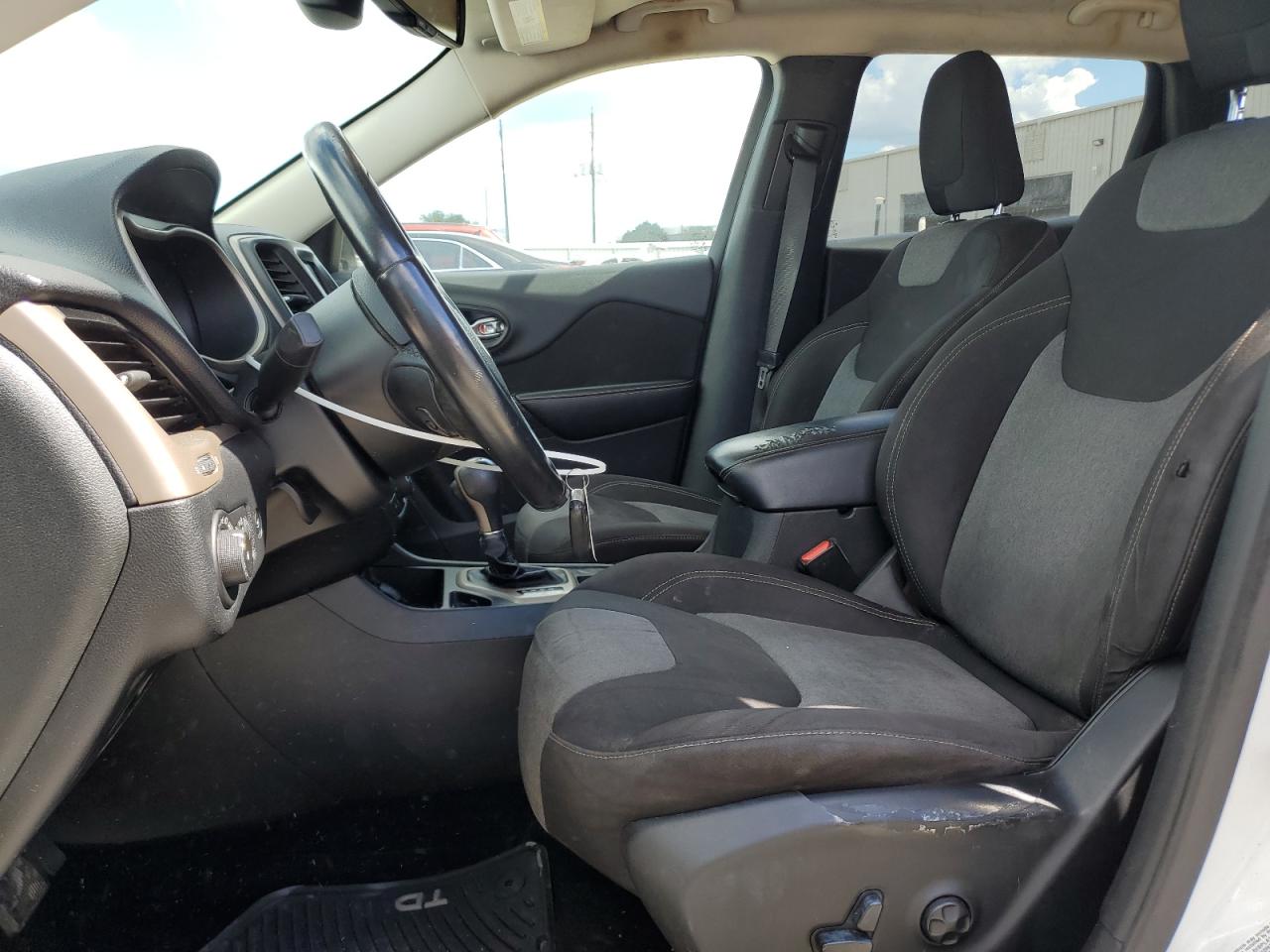 2014 Jeep Cherokee Latitude White vin: 1C4PJLCBXEW157940