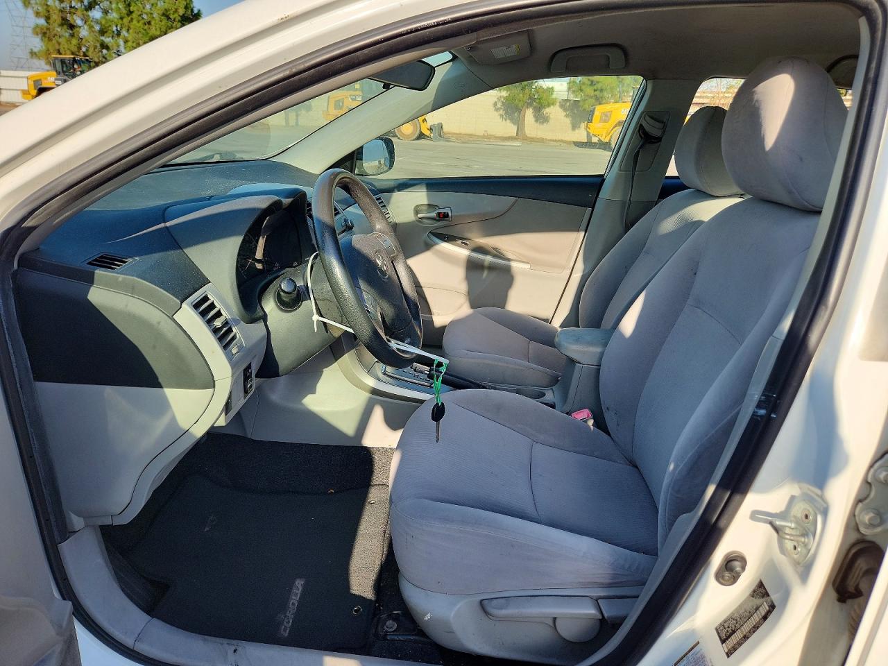 2011 Toyota Corolla Le White vin: JTDBU4EE8B9157234