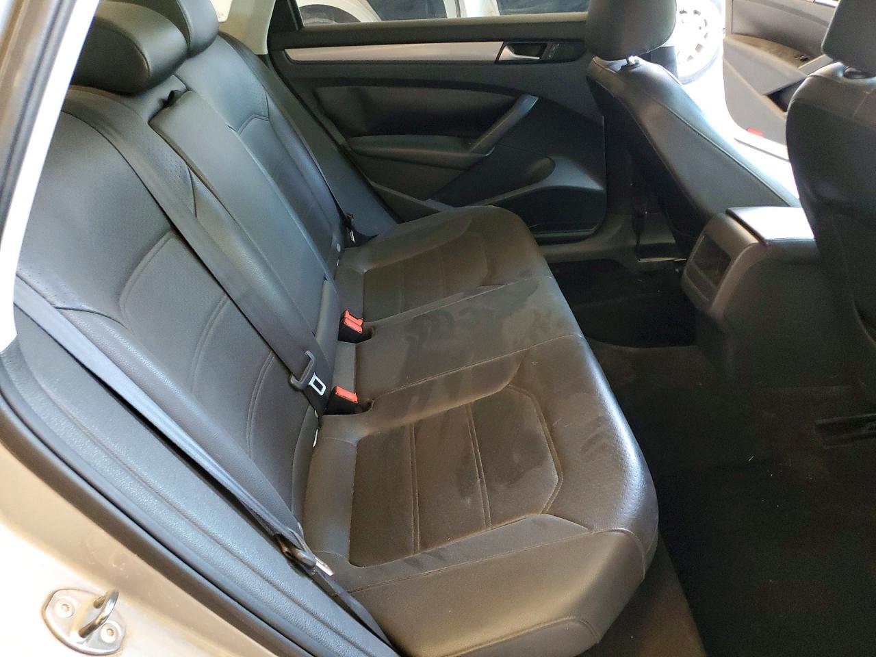 2014 Volkswagen Passat S Silver vin: 1VWAT7A38EC063928
