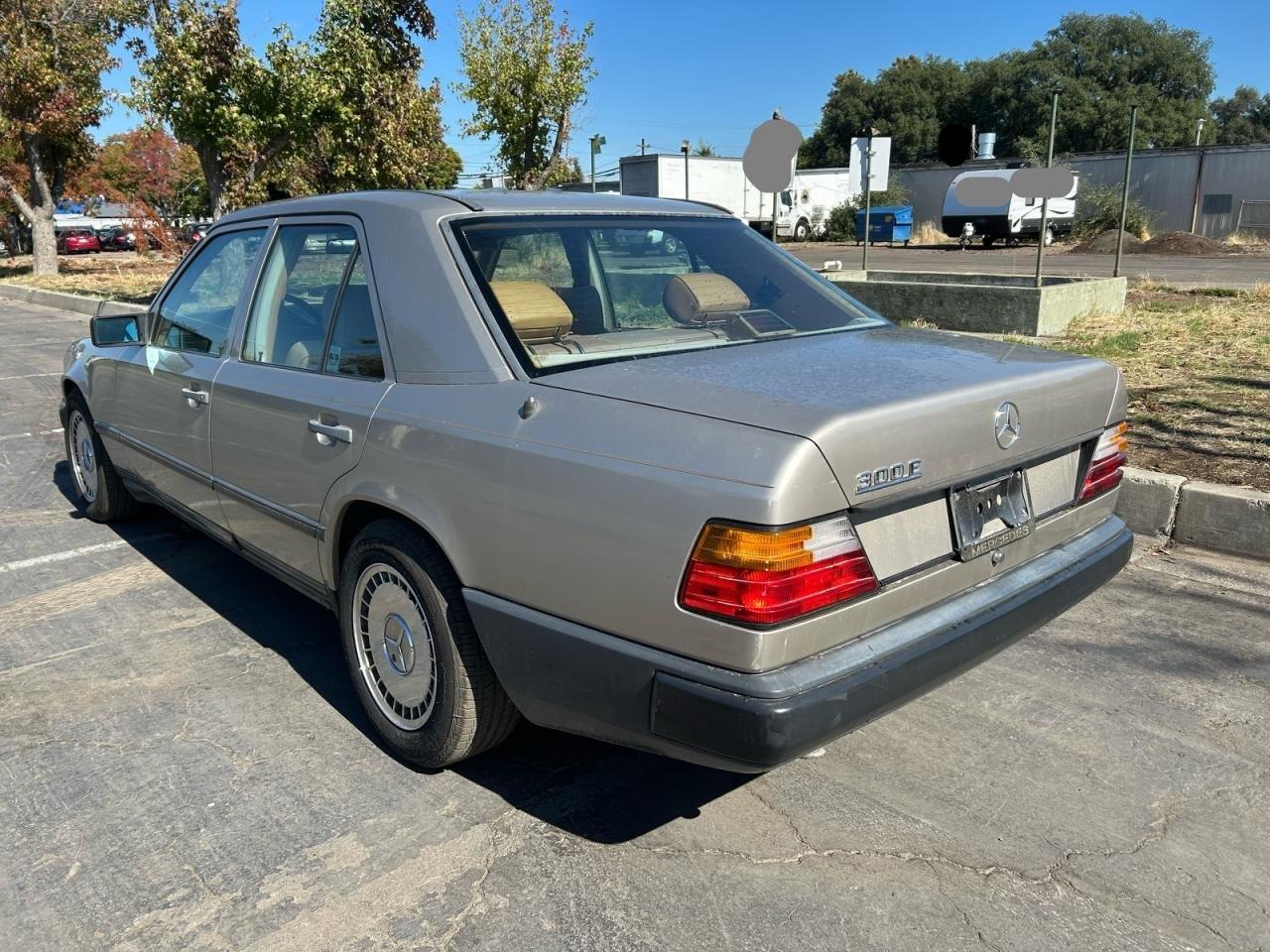 1986 Mercedes-benz 300 E Gold vin: WDBEA30DXGA214357