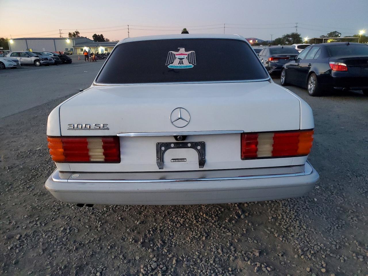 1990 Mercedes-benz 300 Se White vin: WDBCA24D8LA523315
