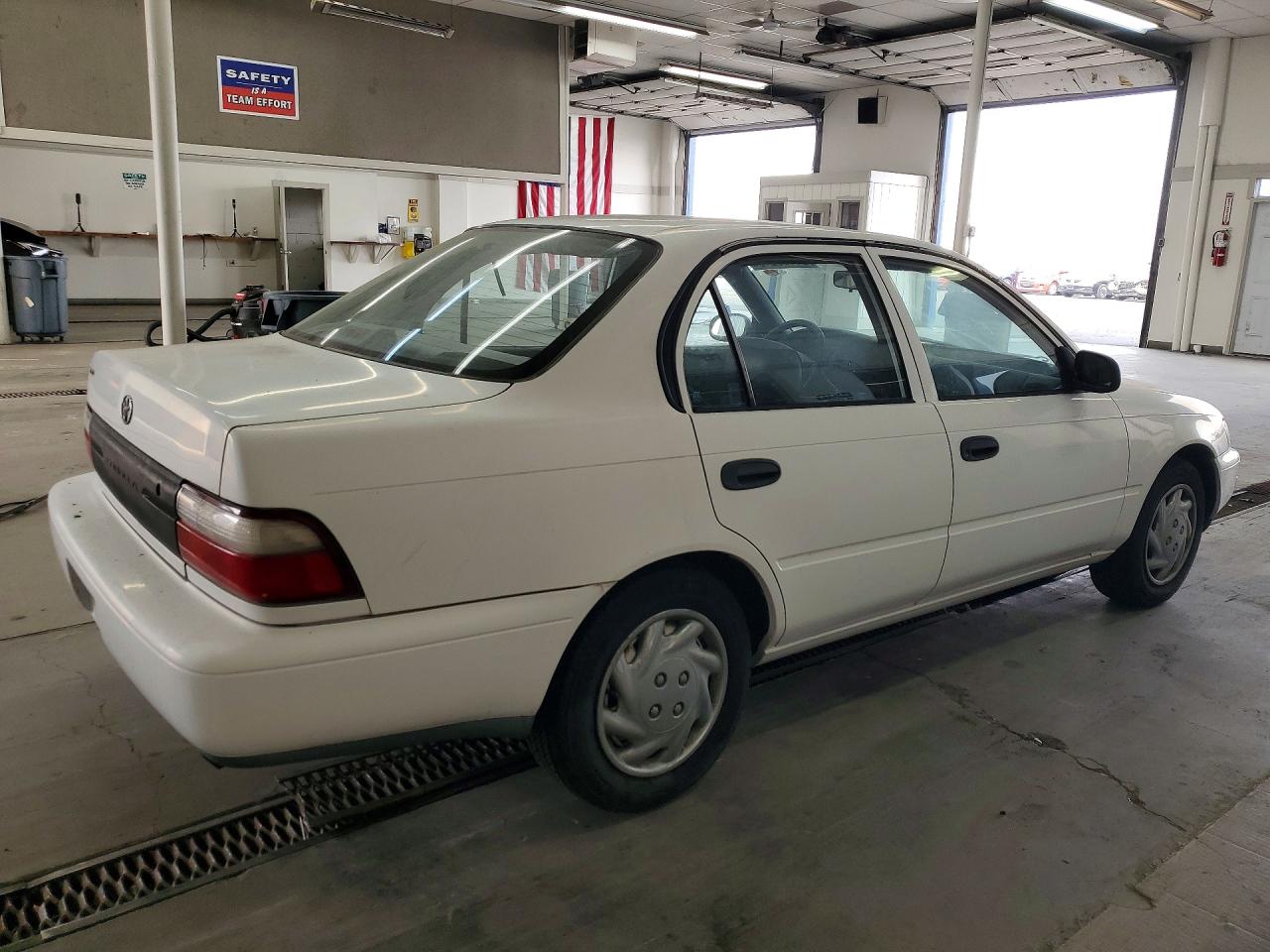 1996 Toyota Corolla Base White vin: 2T1BA02E5TC112172