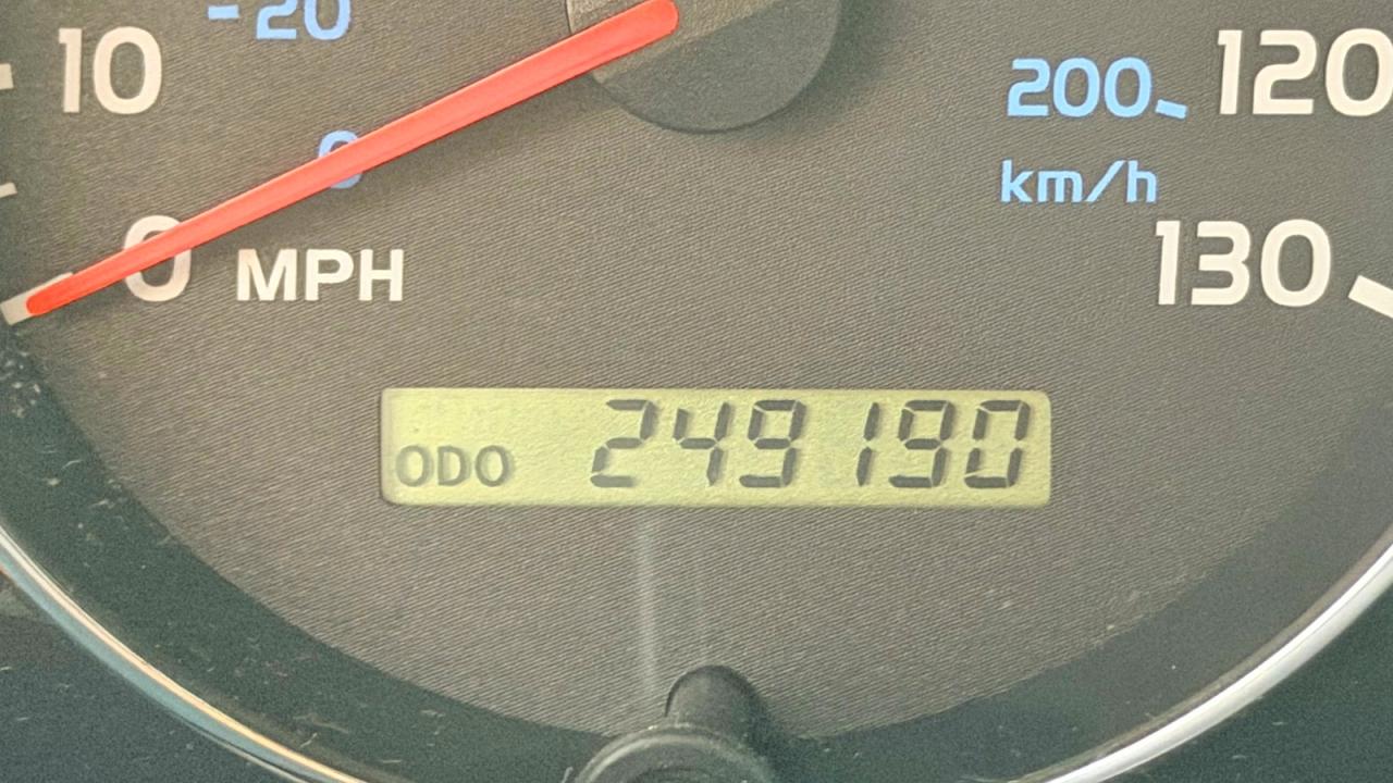 2004 Toyota Land Cruiser Base Gold vin: JTEHT05J742060388