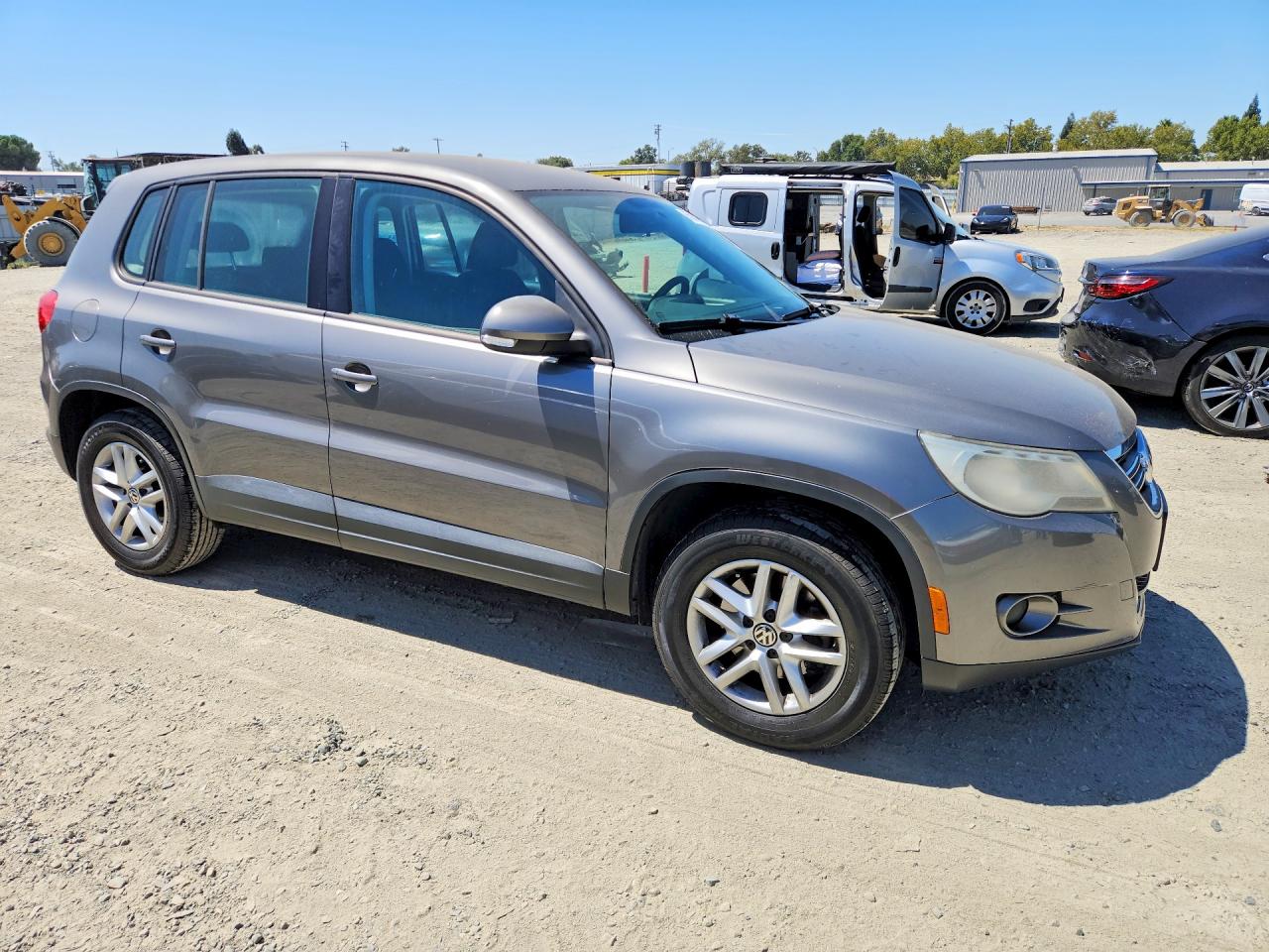 2011 Volkswagen Tiguan S Серый vin: WVGAV7AX5BW527506
