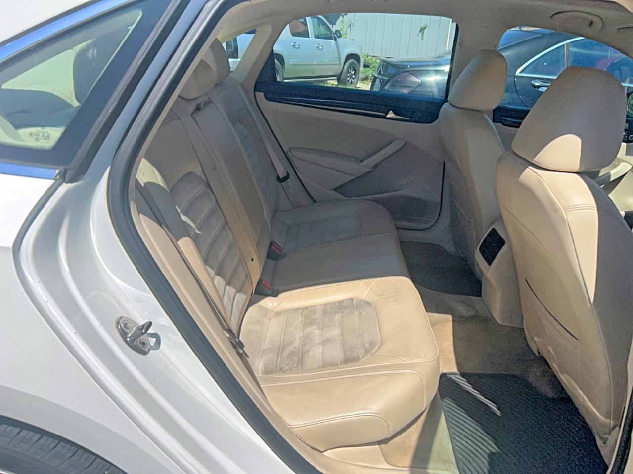 2015 Volkswagen Passat Sel White vin: 1VWCV7A32FC003843