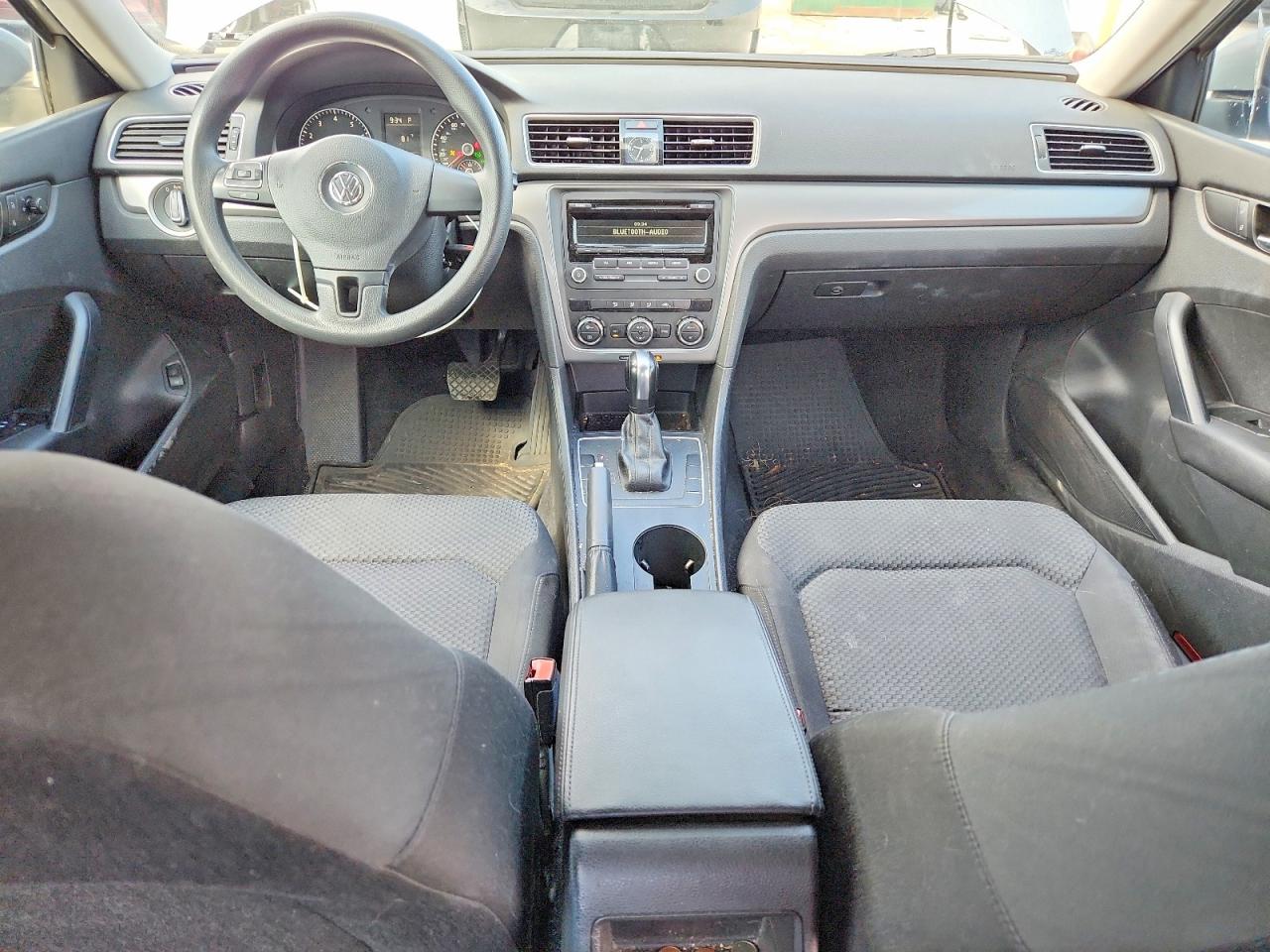 2012 Volkswagen Passat S Серебряный vin: 1VWAP7A39CC065009