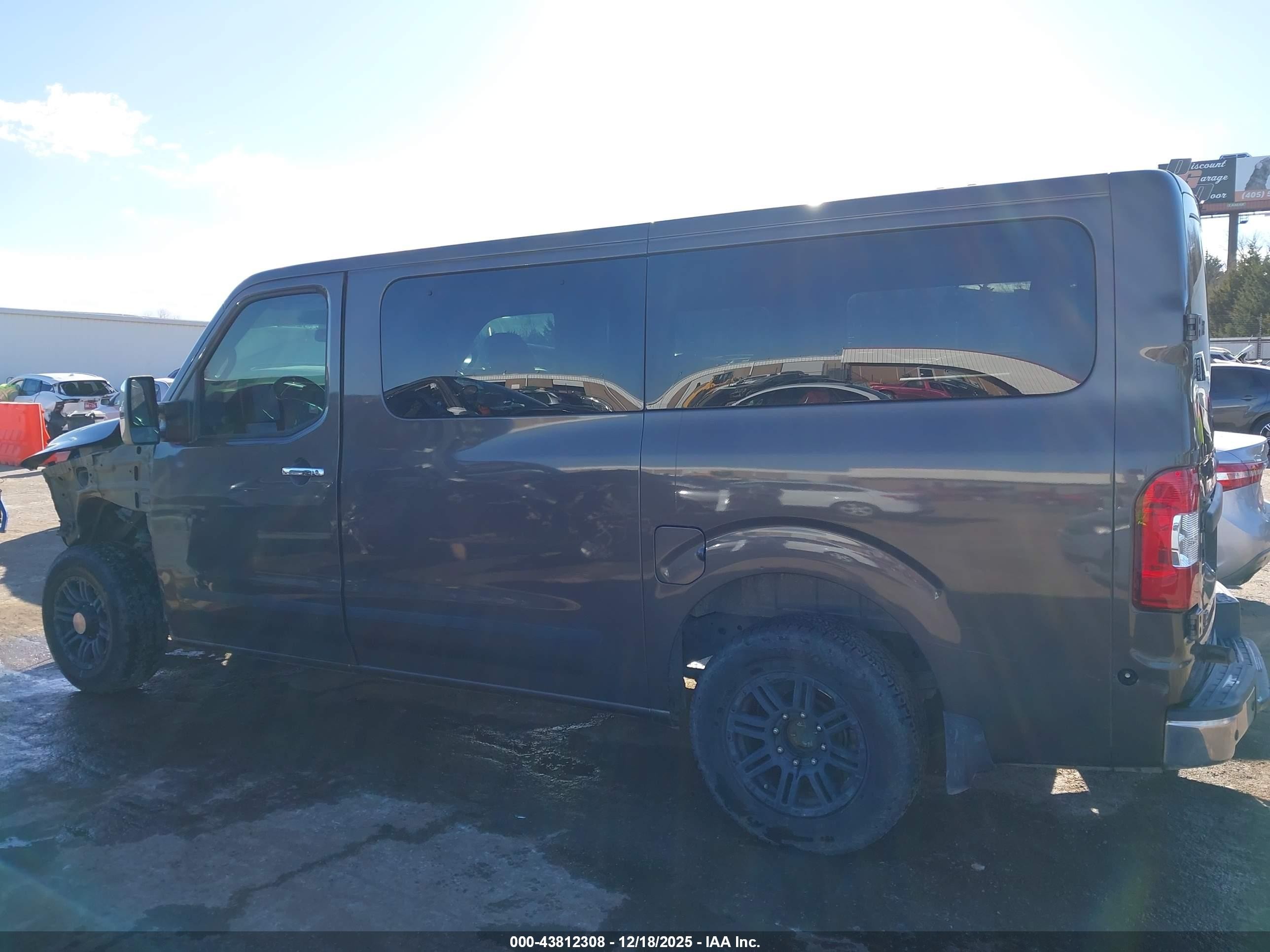 2013 Nissan Nv Passenger Nv3500 Hd Sl V8 Gray vin: 5BZAF0AA3DN201085