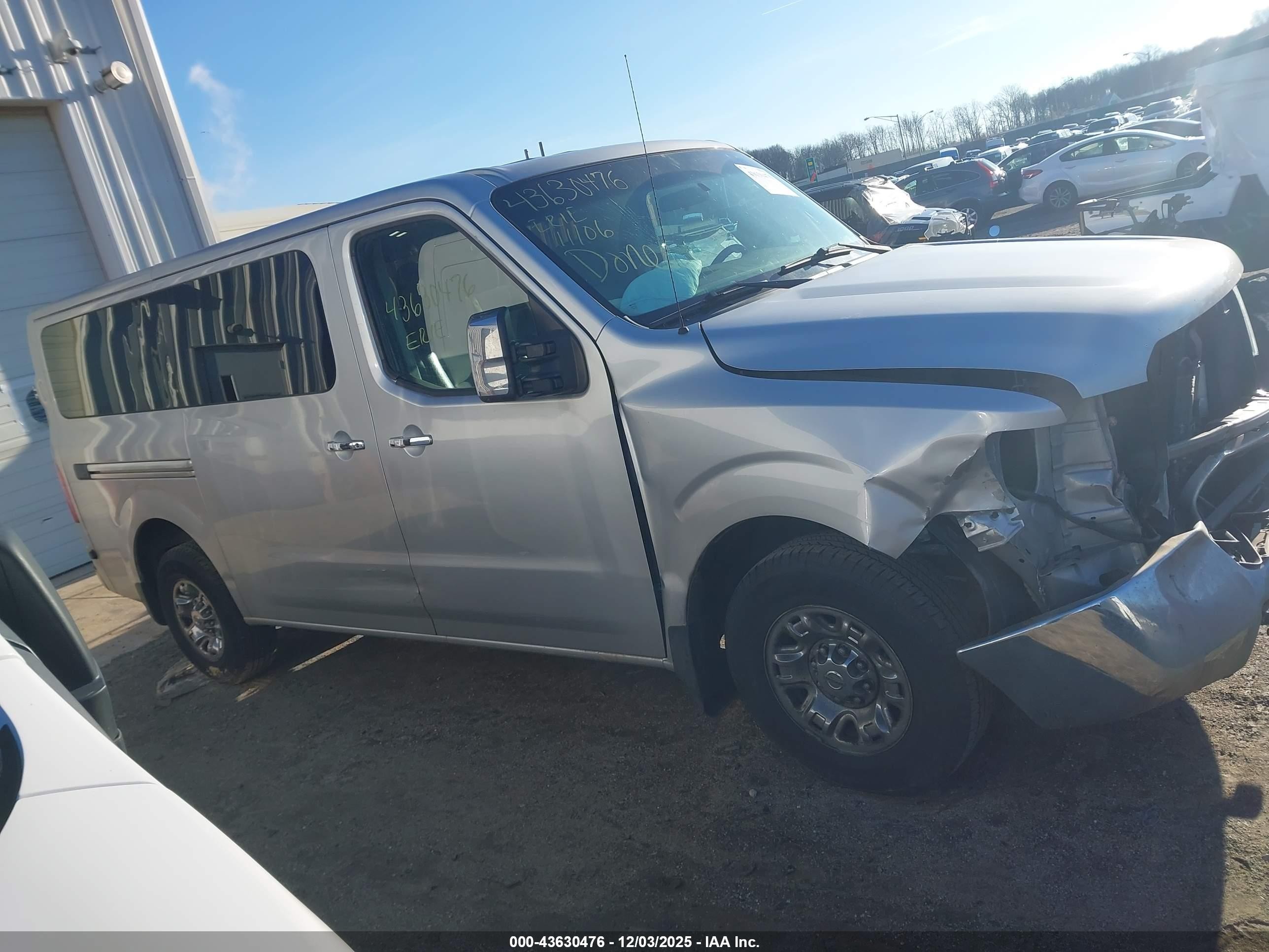 2015 Nissan Nv Passenger Nv3500 Hd Sv V8 Gray vin: 5BZAF0AA4FN852230