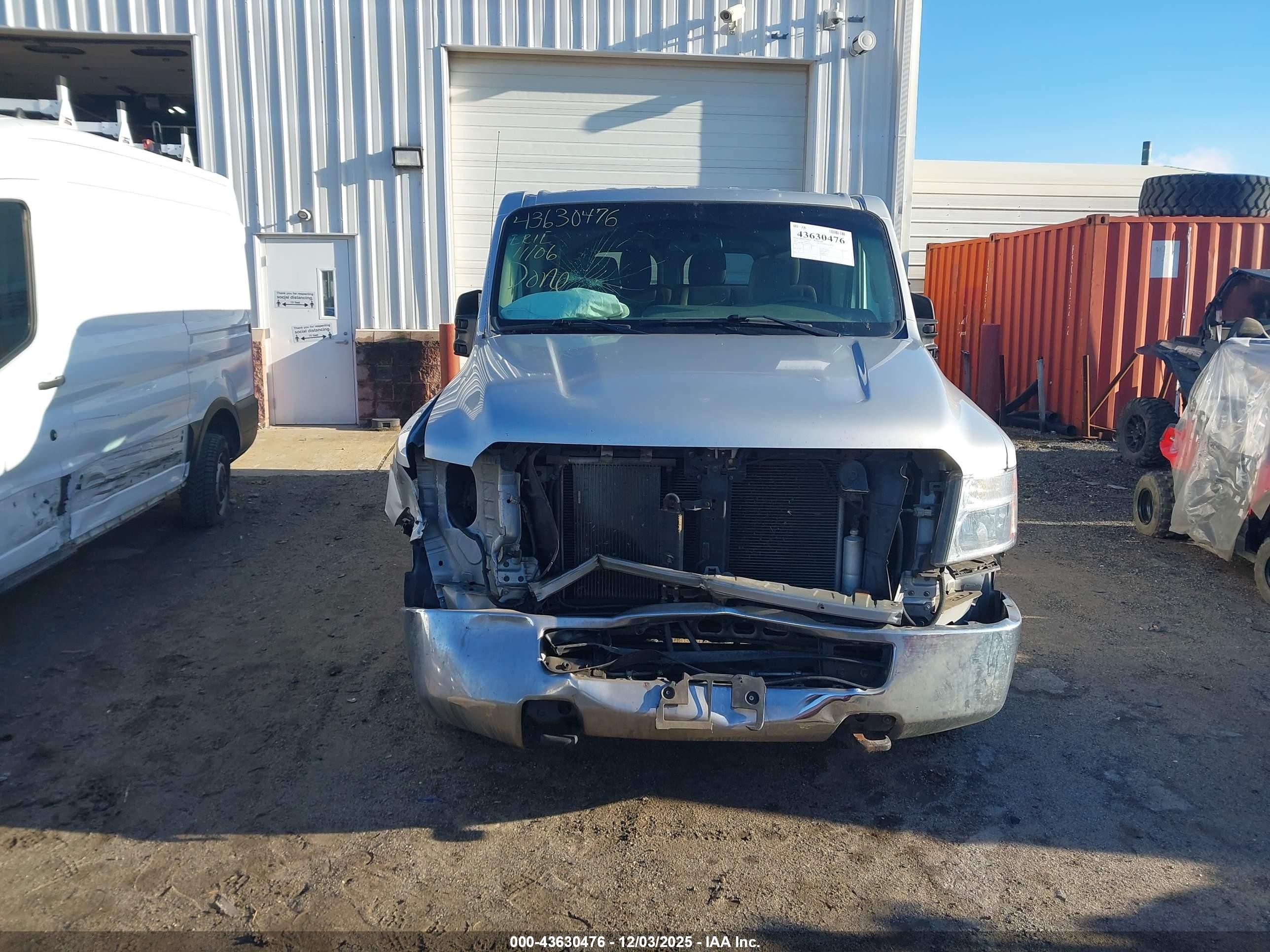 2015 Nissan Nv Passenger Nv3500 Hd Sv V8 Gray vin: 5BZAF0AA4FN852230