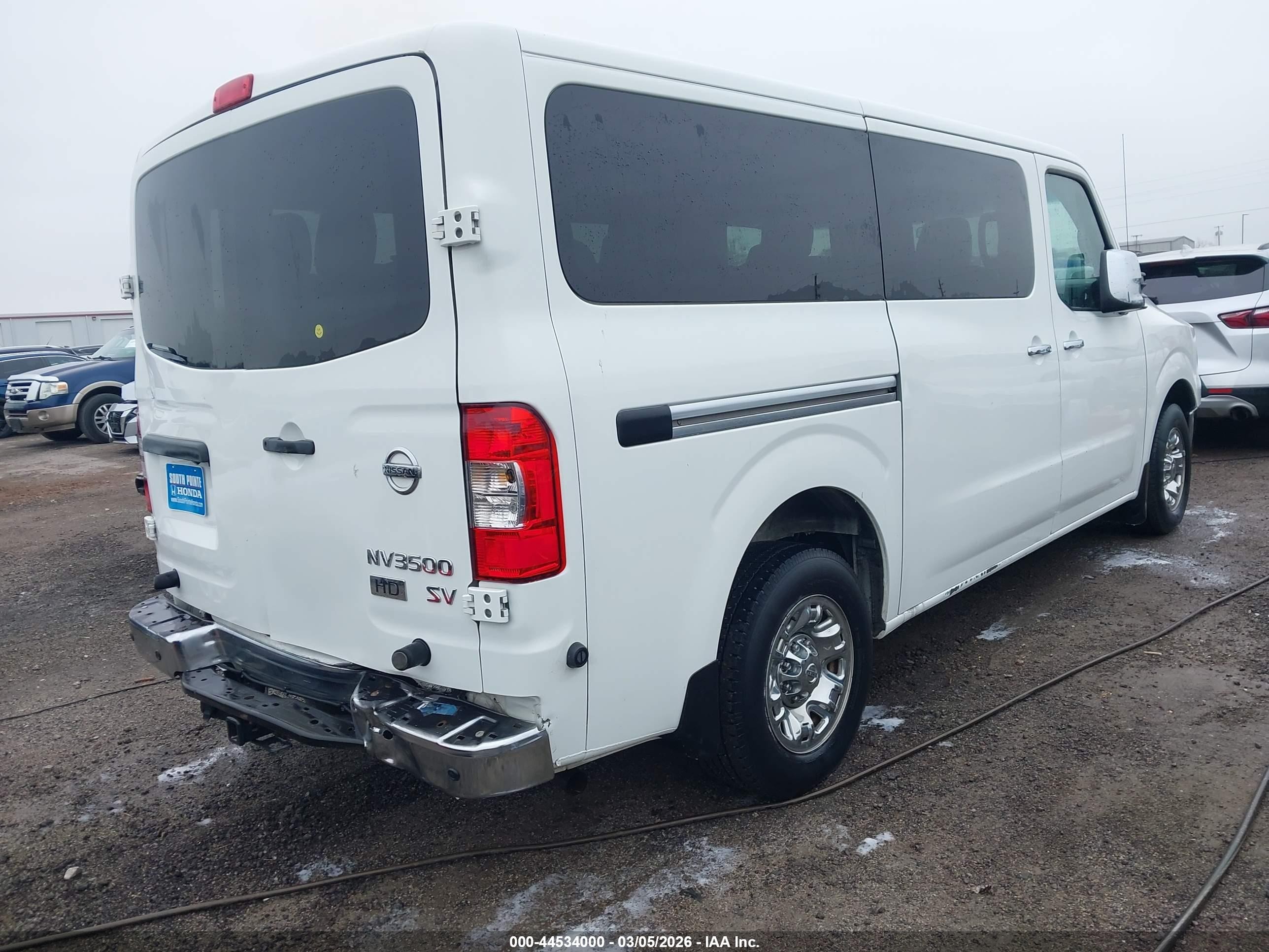 2014 Nissan Nv Passenger Nv3500 Hd Sv V8 White vin: 5BZAF0AA5EN162355