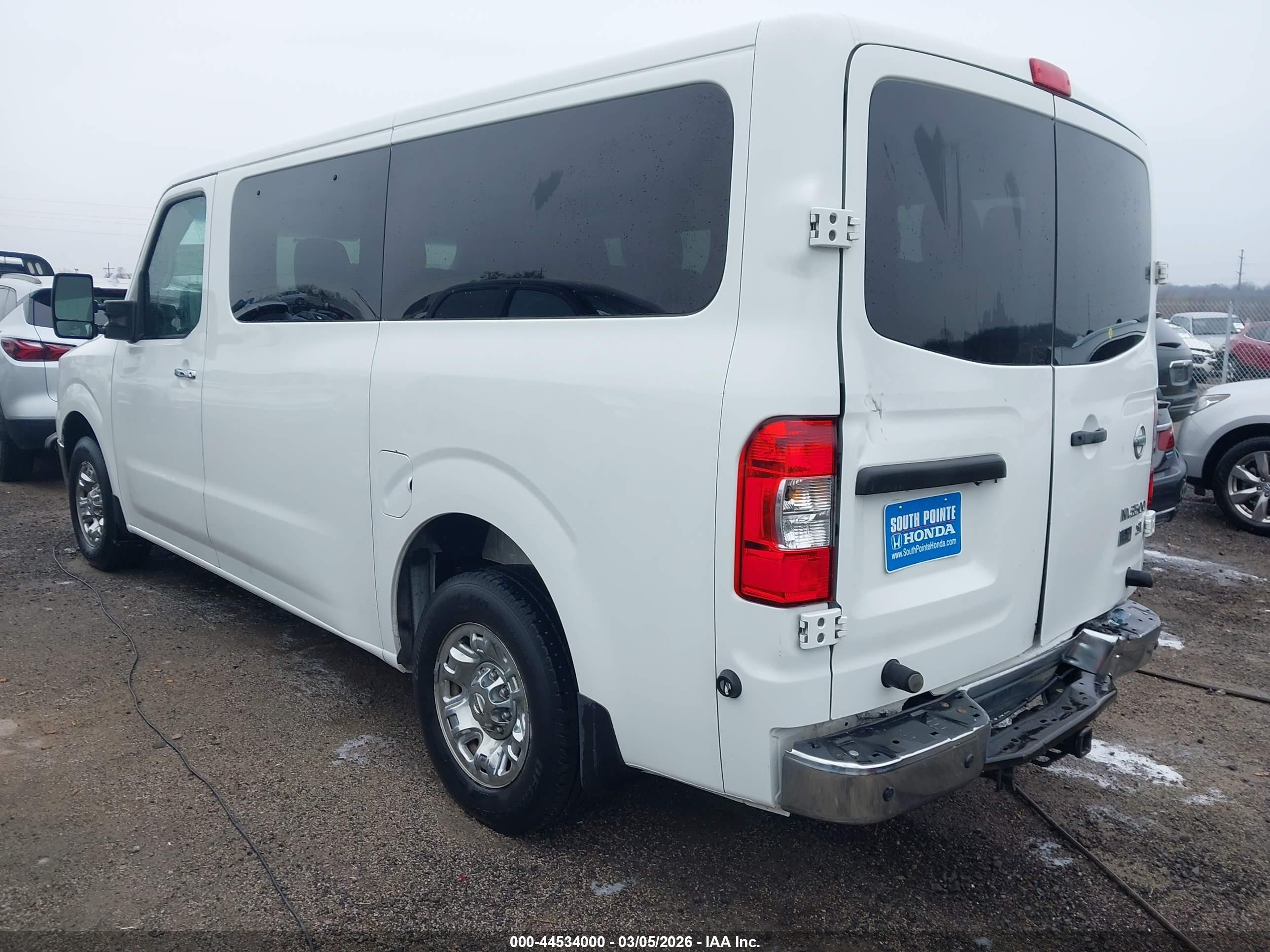 2014 Nissan Nv Passenger Nv3500 Hd Sv V8 White vin: 5BZAF0AA5EN162355