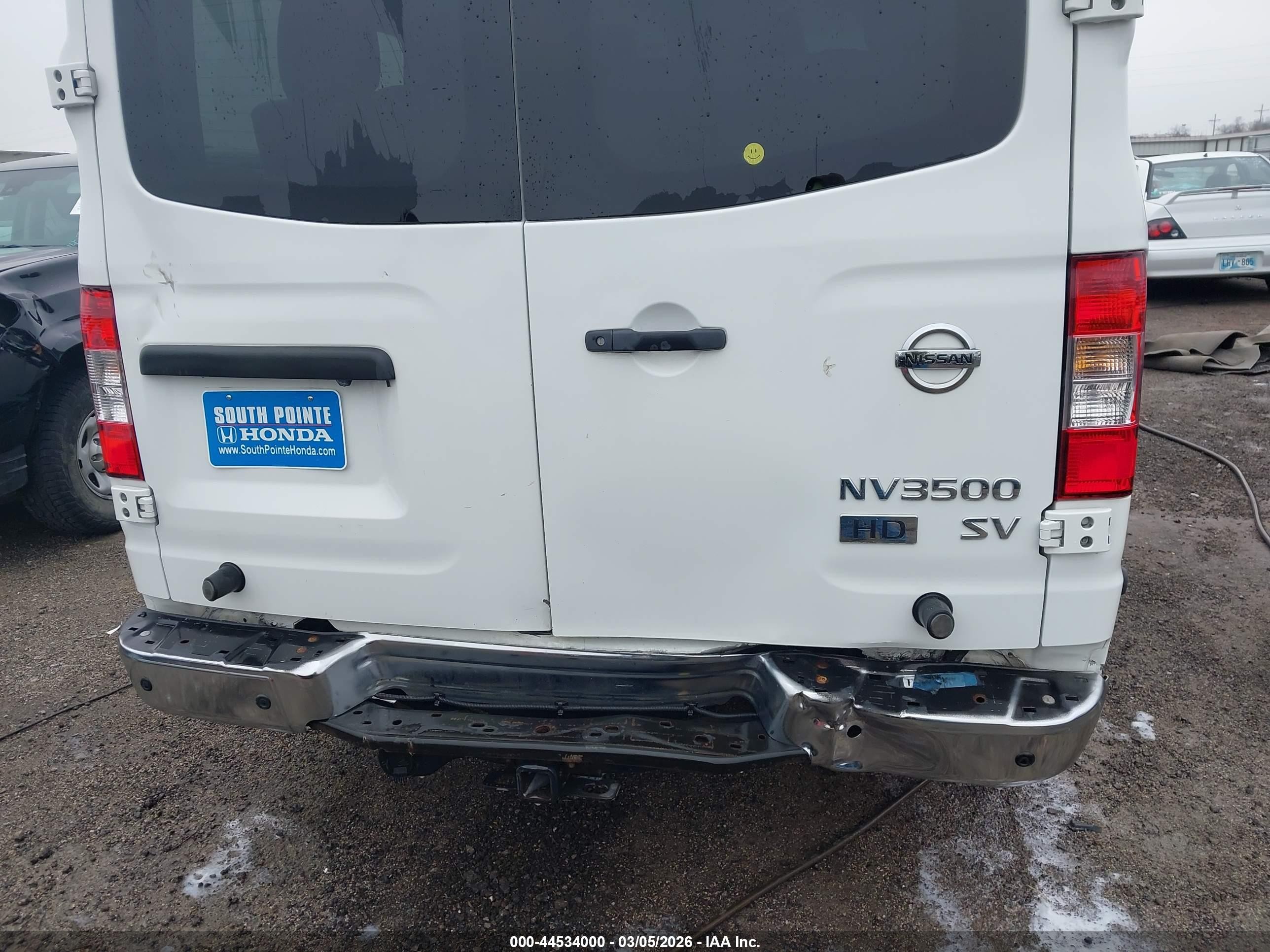 2014 Nissan Nv Passenger Nv3500 Hd Sv V8 White vin: 5BZAF0AA5EN162355