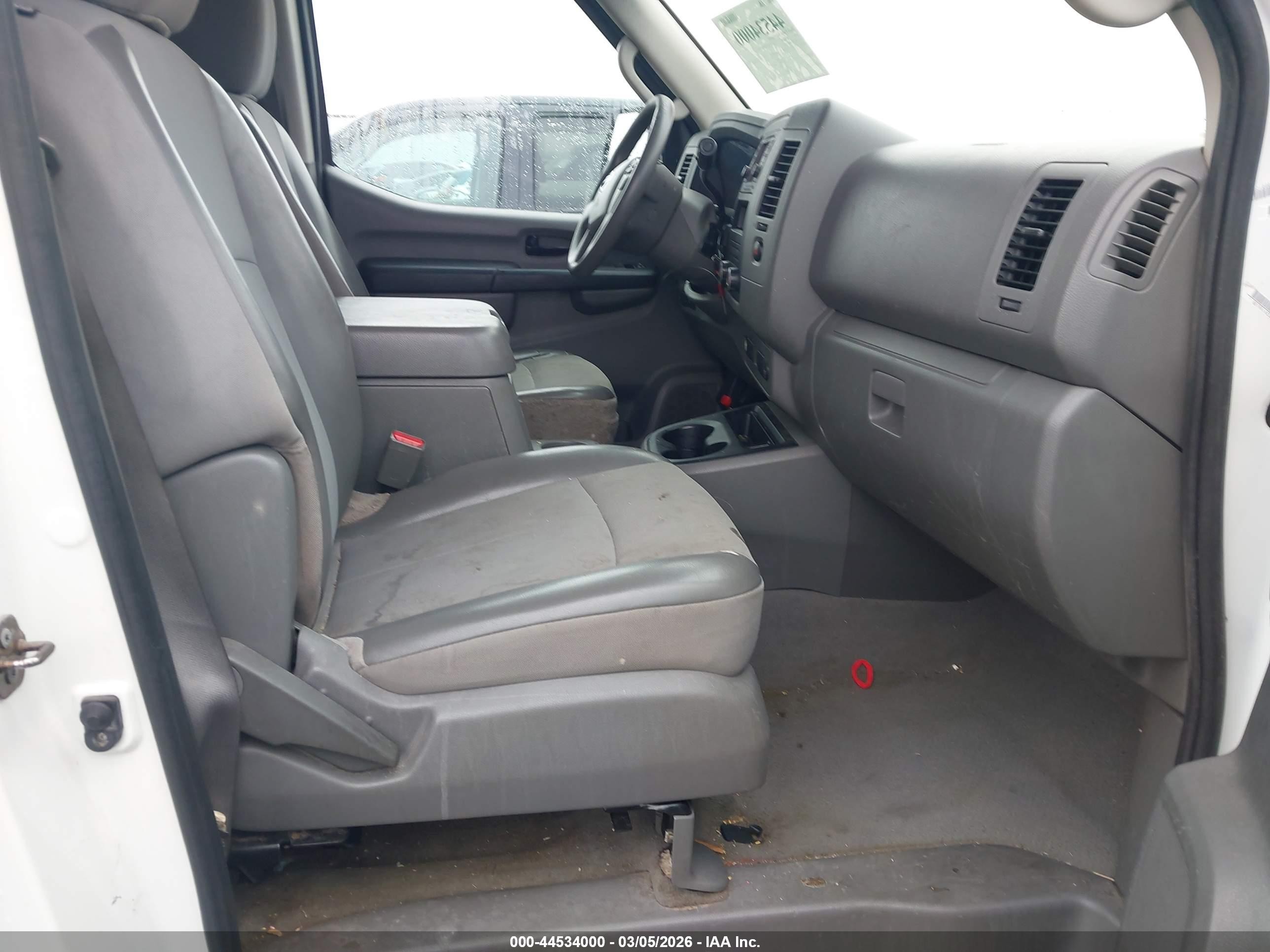 2014 Nissan Nv Passenger Nv3500 Hd Sv V8 White vin: 5BZAF0AA5EN162355