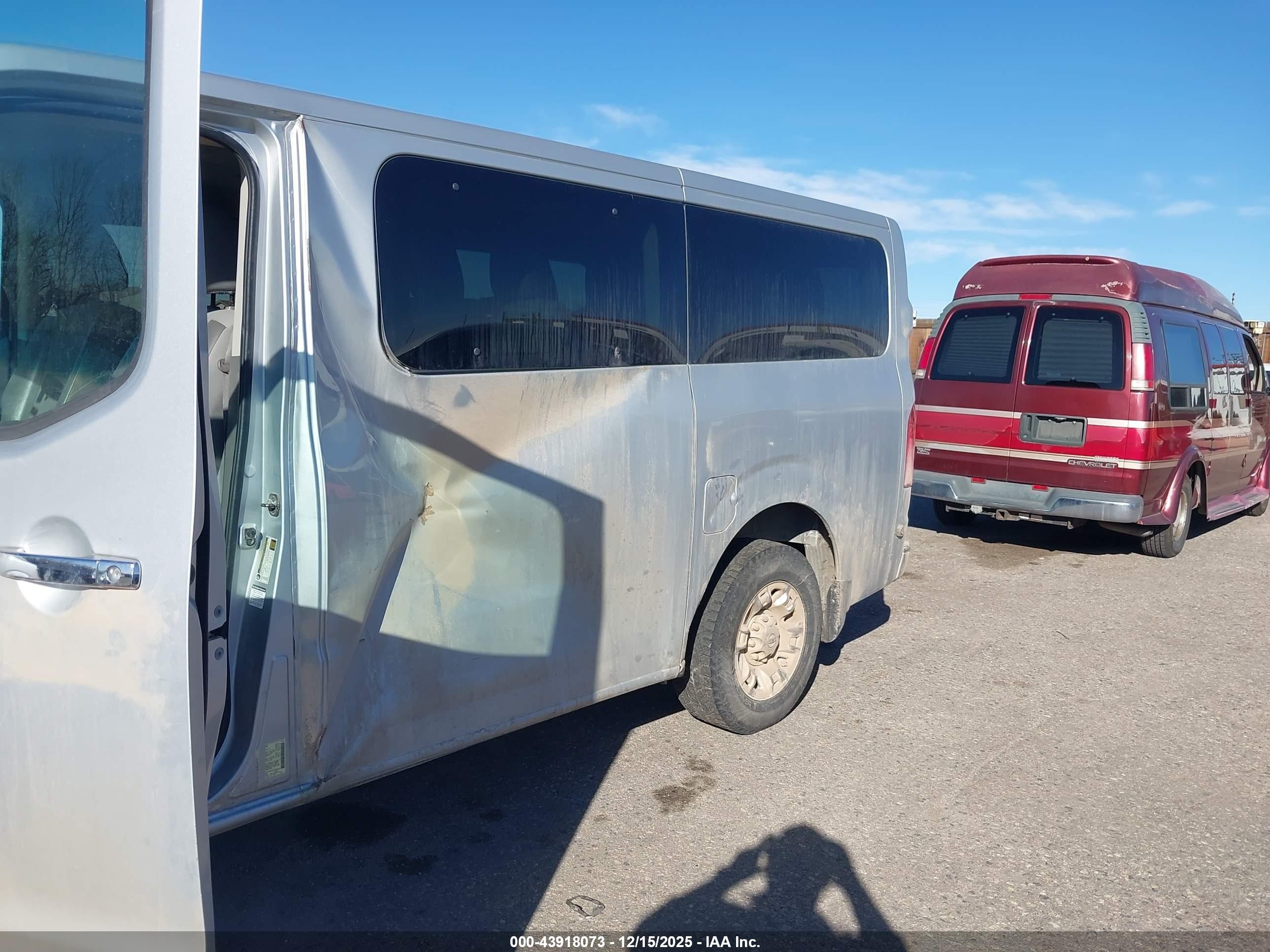 2015 Nissan Nv Passenger Nv3500 Hd Sv V8 Silver vin: 5BZAF0AA7FN850004