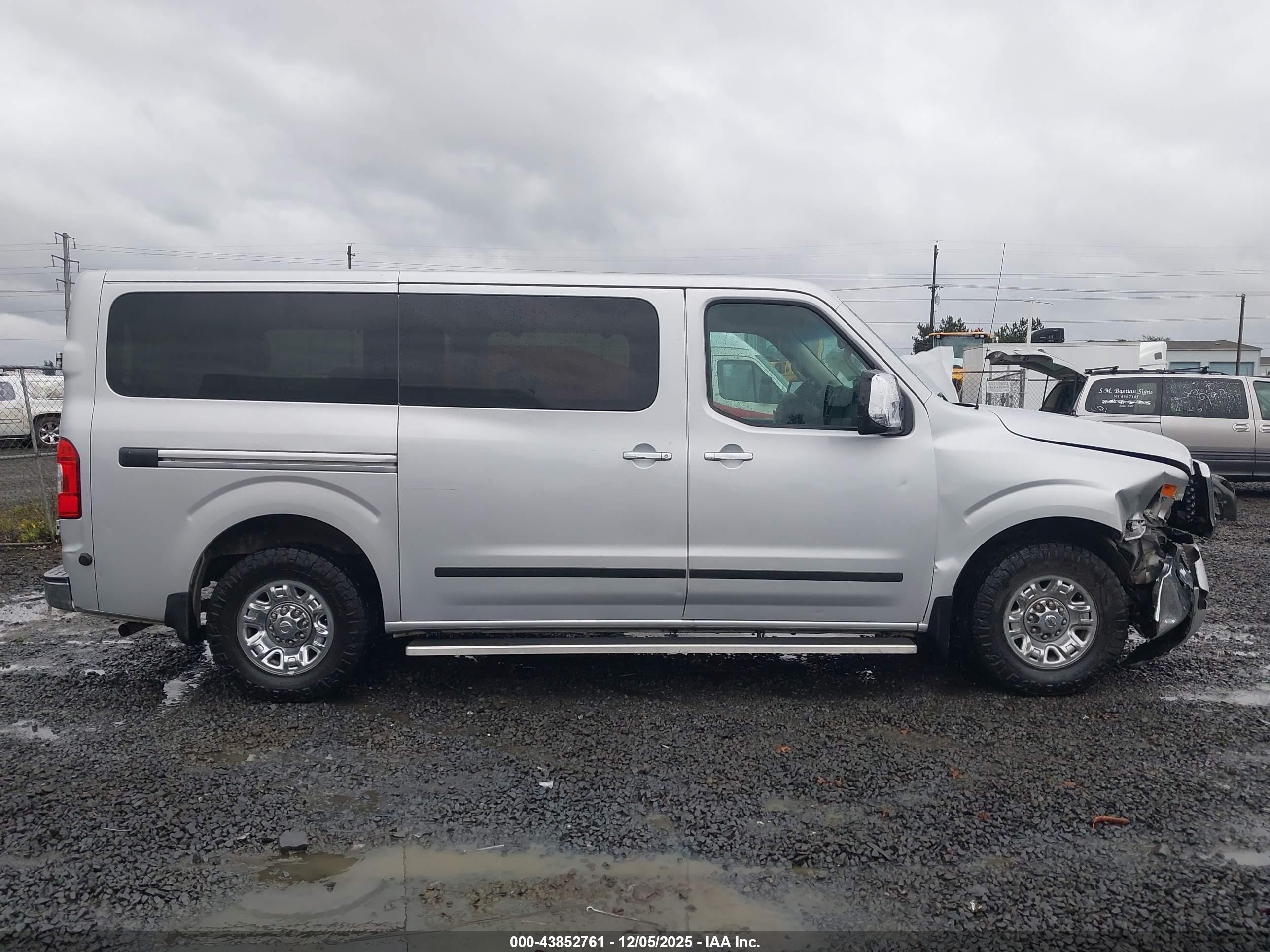 2015 Nissan Nv Passenger Nv3500 Hd S V8/sl V8/sv V8 Silver vin: 5BZAF0AA7FN851489