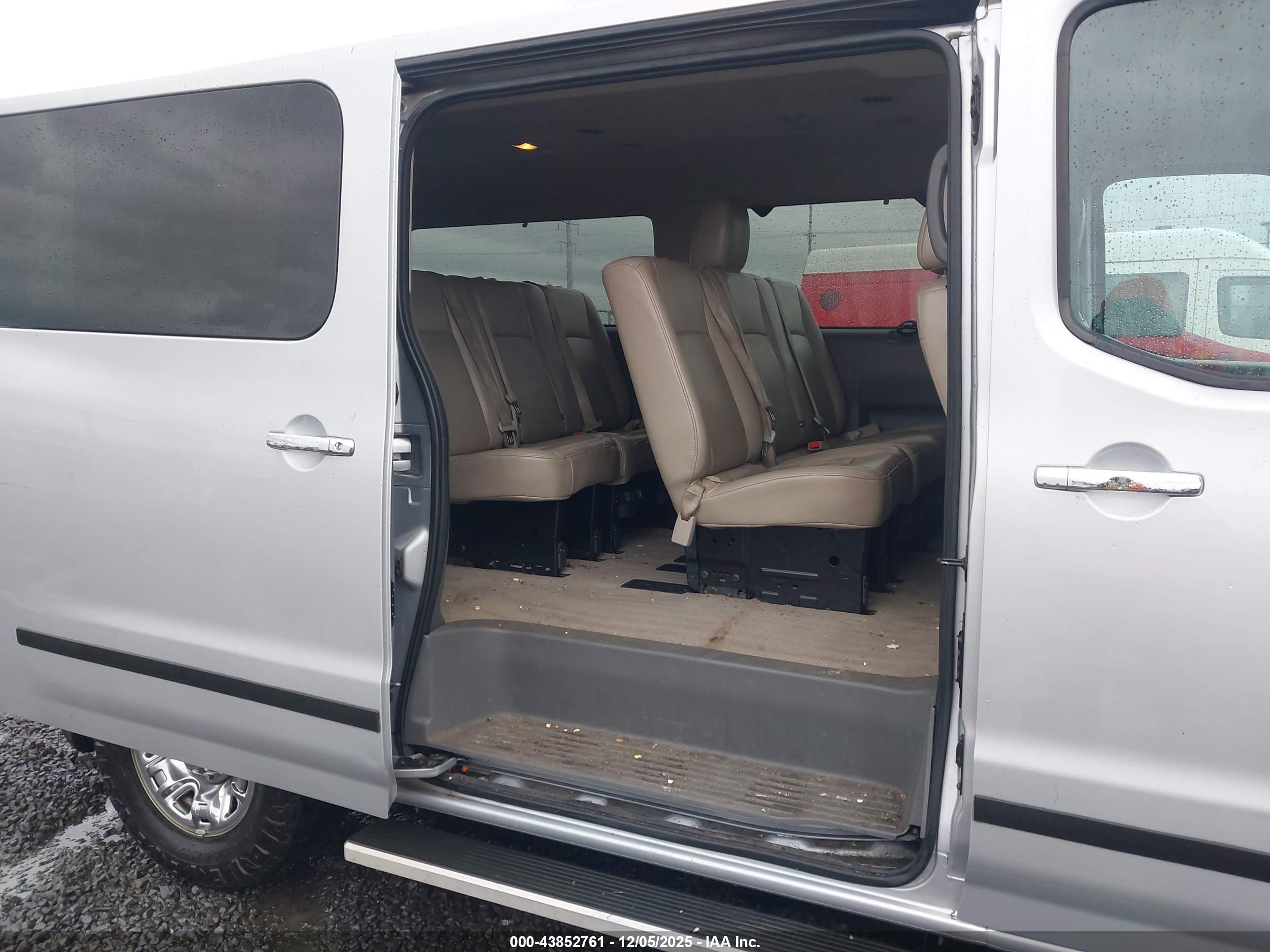2015 Nissan Nv Passenger Nv3500 Hd S V8/sl V8/sv V8 Silver vin: 5BZAF0AA7FN851489