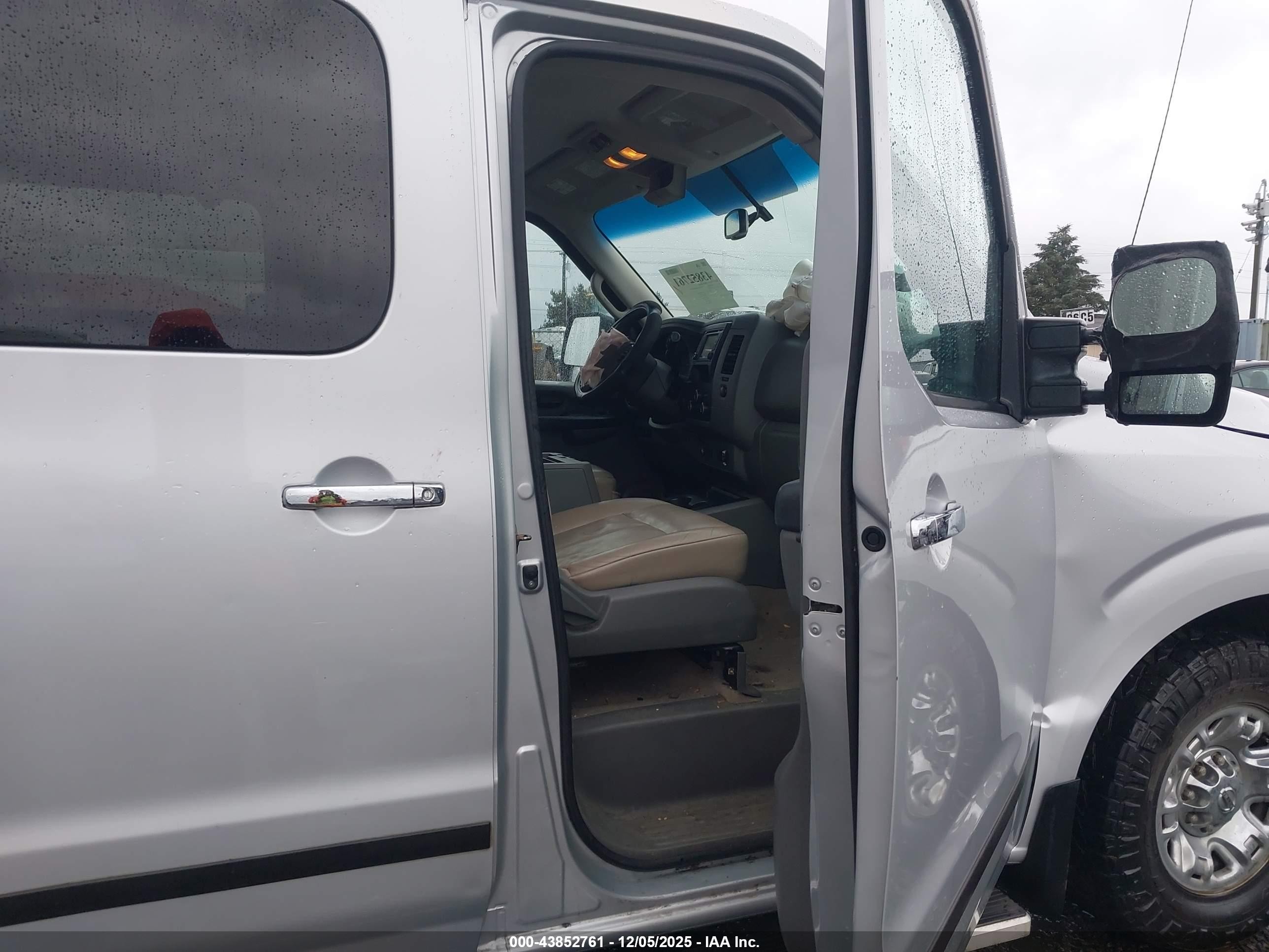 2015 Nissan Nv Passenger Nv3500 Hd S V8/sl V8/sv V8 Silver vin: 5BZAF0AA7FN851489