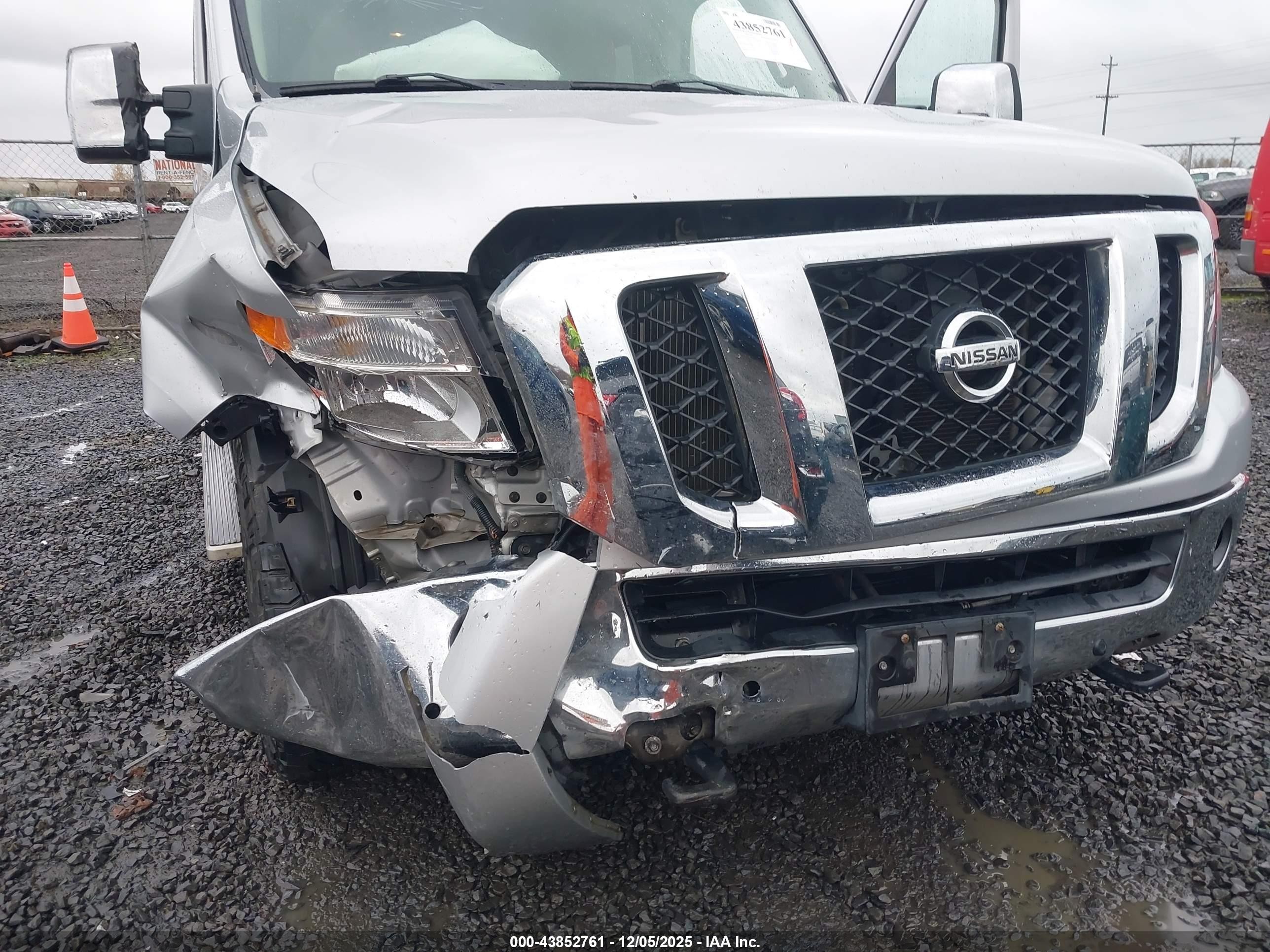 2015 Nissan Nv Passenger Nv3500 Hd S V8/sl V8/sv V8 Silver vin: 5BZAF0AA7FN851489