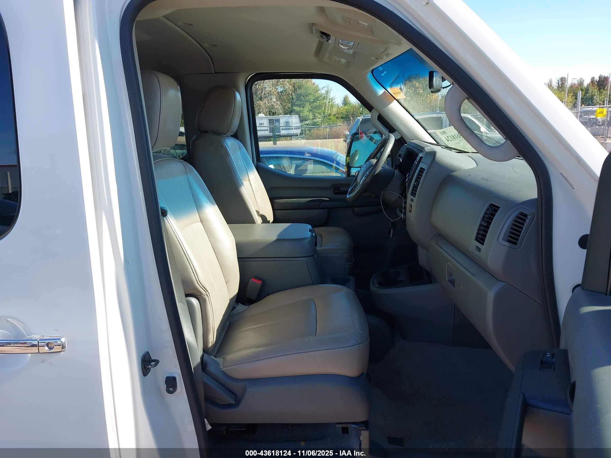 2015 Nissan Nv Passenger Nv3500 Hd Sl V8 White vin: 5BZAF0AAXFN851633