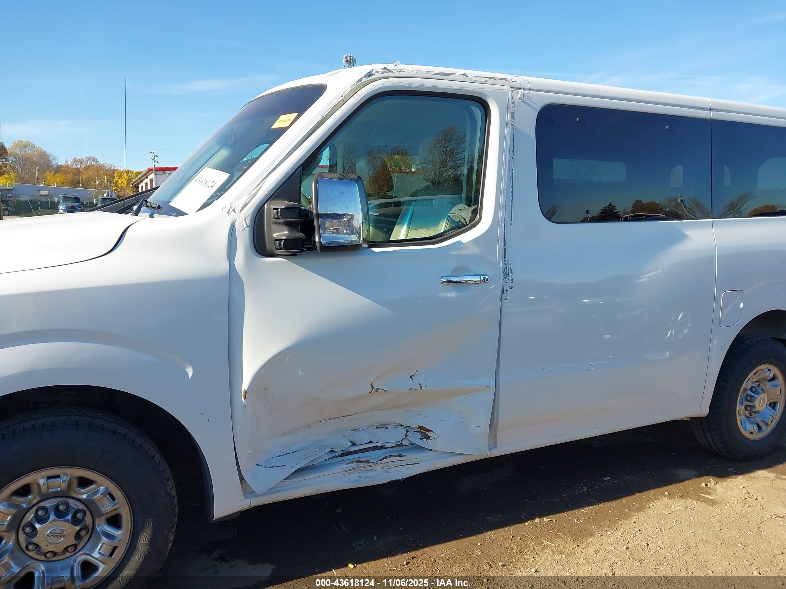 2015 Nissan Nv Passenger Nv3500 Hd Sl V8 White vin: 5BZAF0AAXFN851633