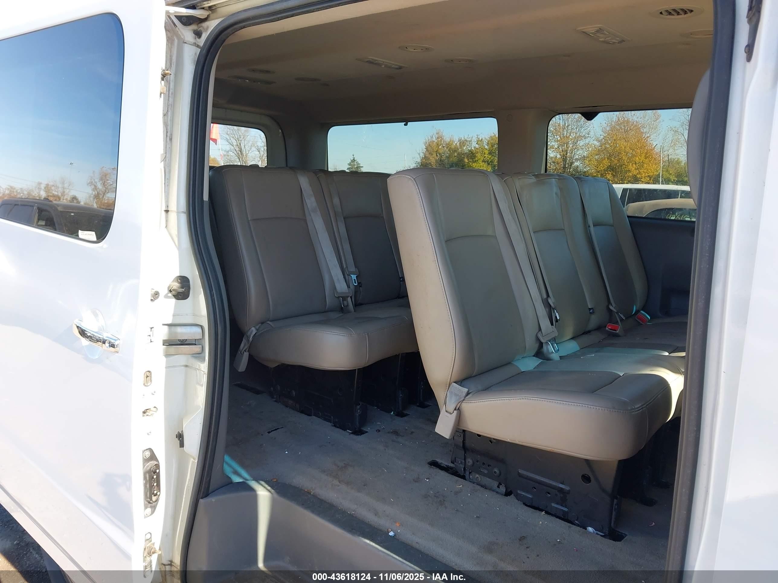 2015 Nissan Nv Passenger Nv3500 Hd Sl V8 White vin: 5BZAF0AAXFN851633