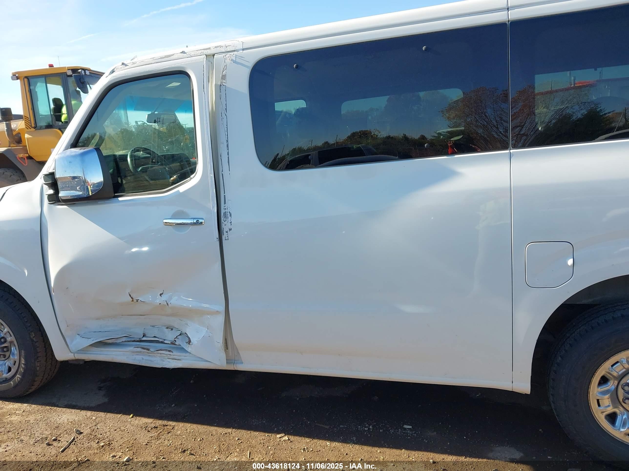 2015 Nissan Nv Passenger Nv3500 Hd Sl V8 White vin: 5BZAF0AAXFN851633