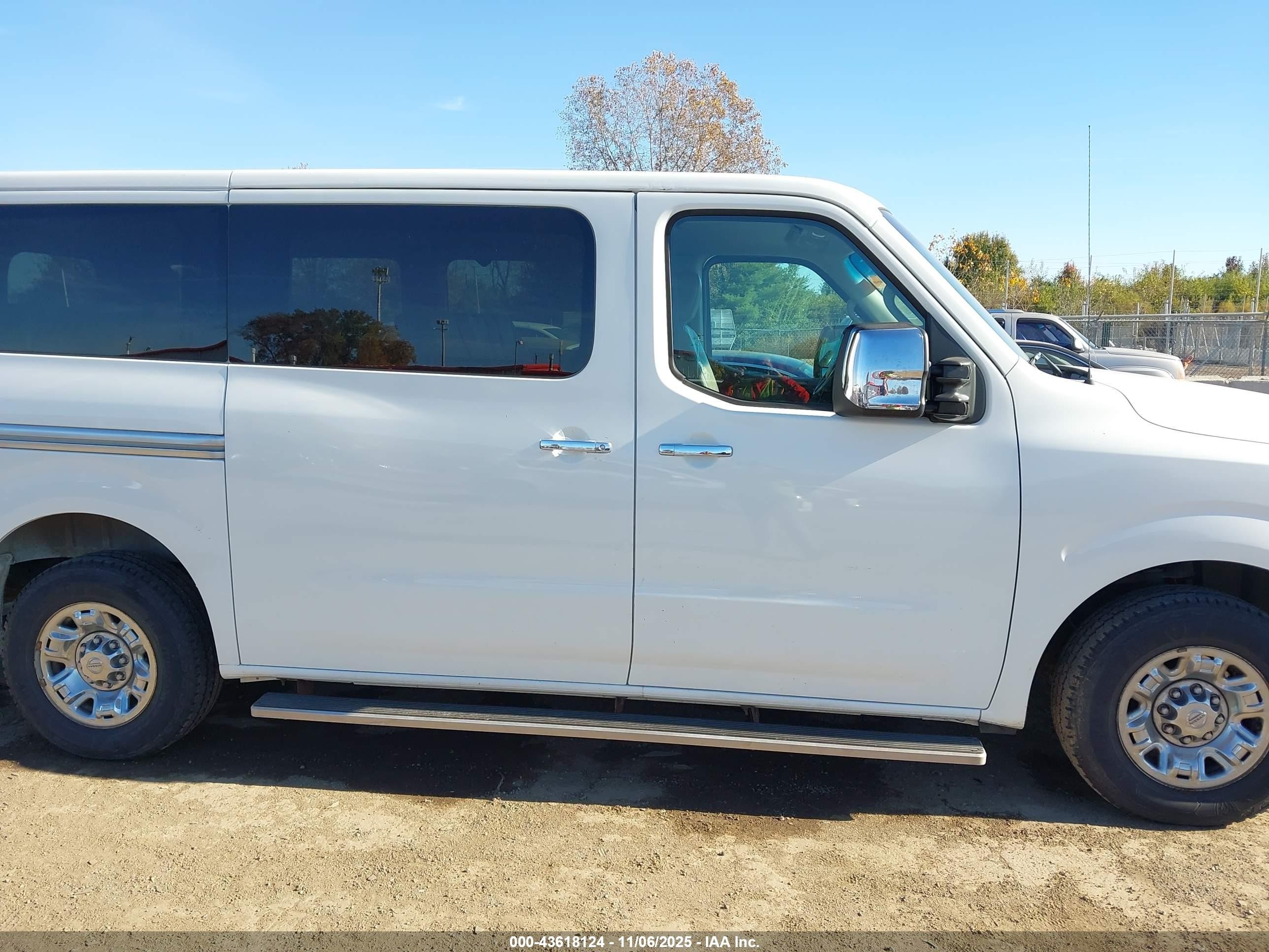 2015 Nissan Nv Passenger Nv3500 Hd Sl V8 White vin: 5BZAF0AAXFN851633