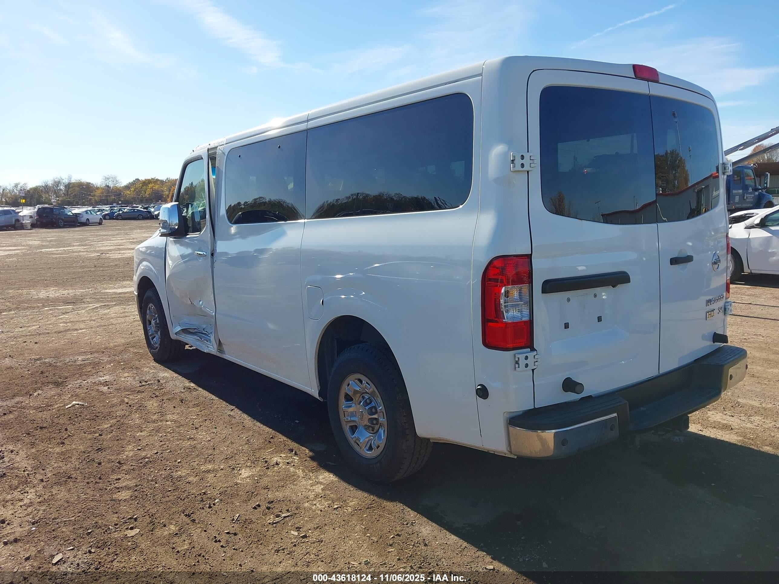 2015 Nissan Nv Passenger Nv3500 Hd Sl V8 White vin: 5BZAF0AAXFN851633