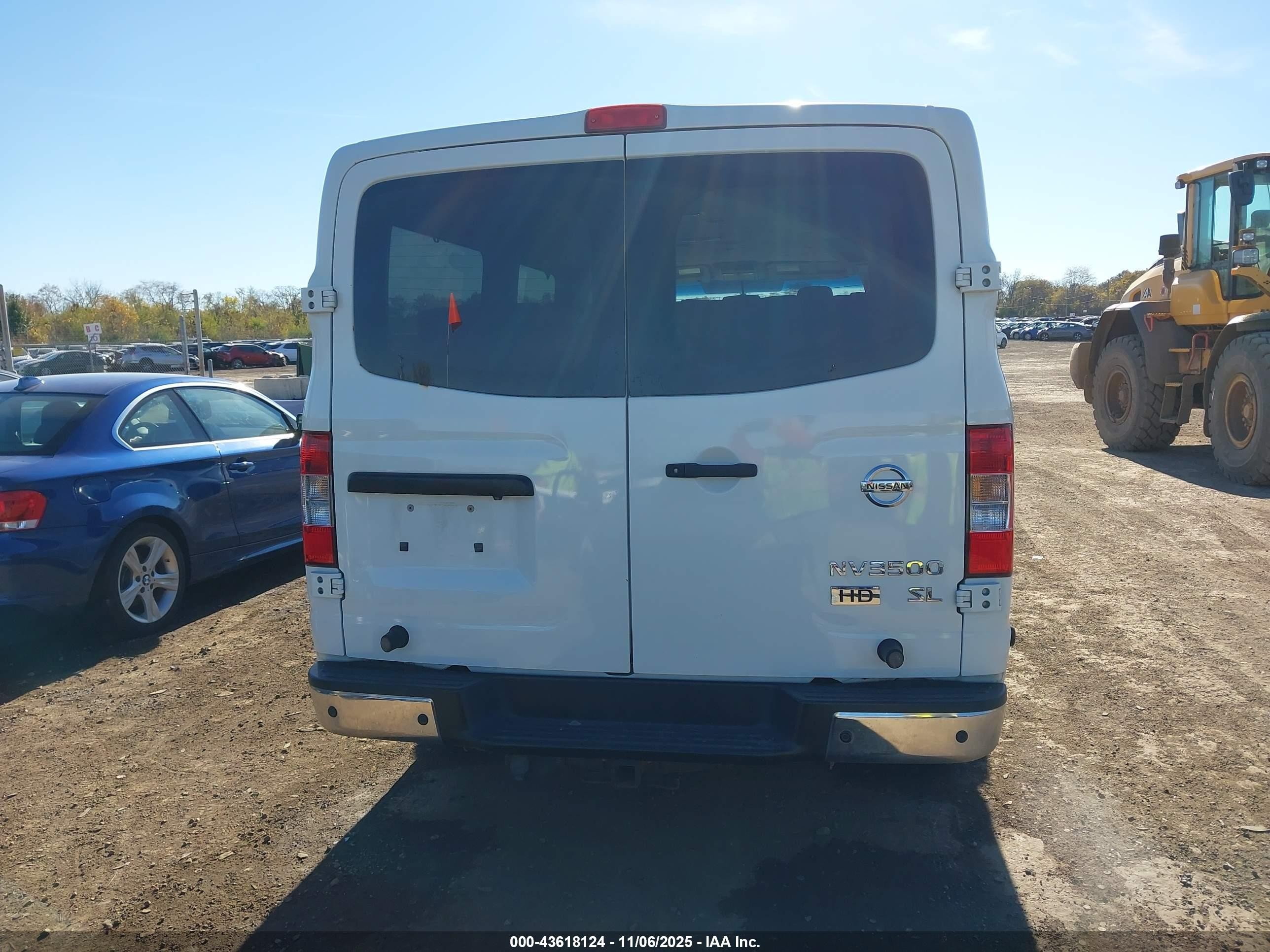 2015 Nissan Nv Passenger Nv3500 Hd Sl V8 White vin: 5BZAF0AAXFN851633