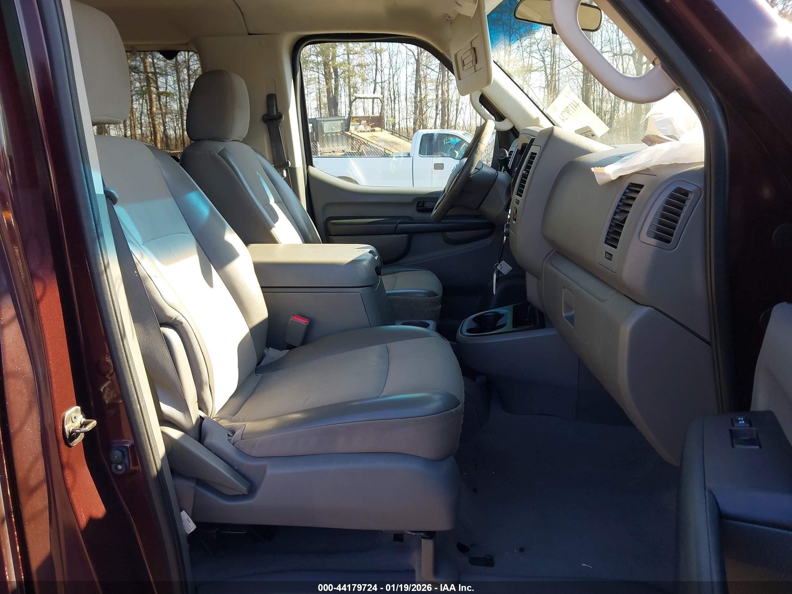 2015 Nissan Nv Passenger Nv3500 Hd Sv V6 Burgundy vin: 5BZBF0AA1FN851136
