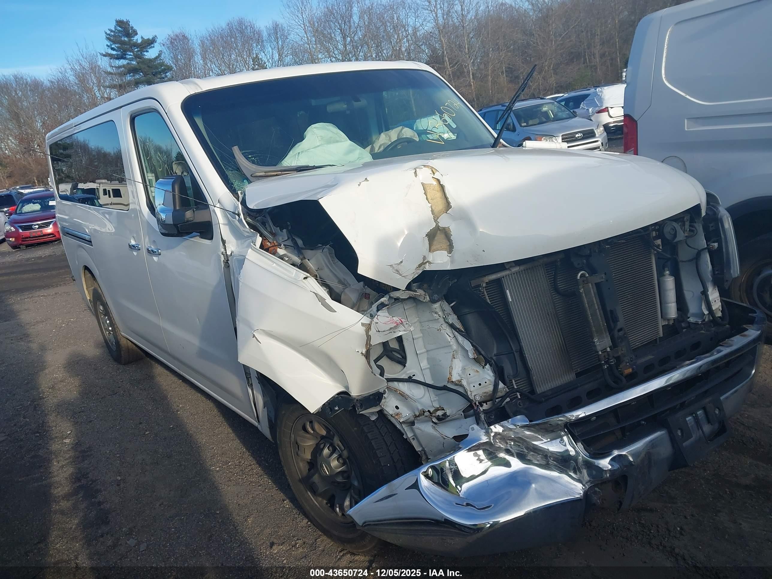 2015 Nissan Nv Passenger Nv3500 Hd Sv V6 White vin: 5BZBF0AA4FN850241
