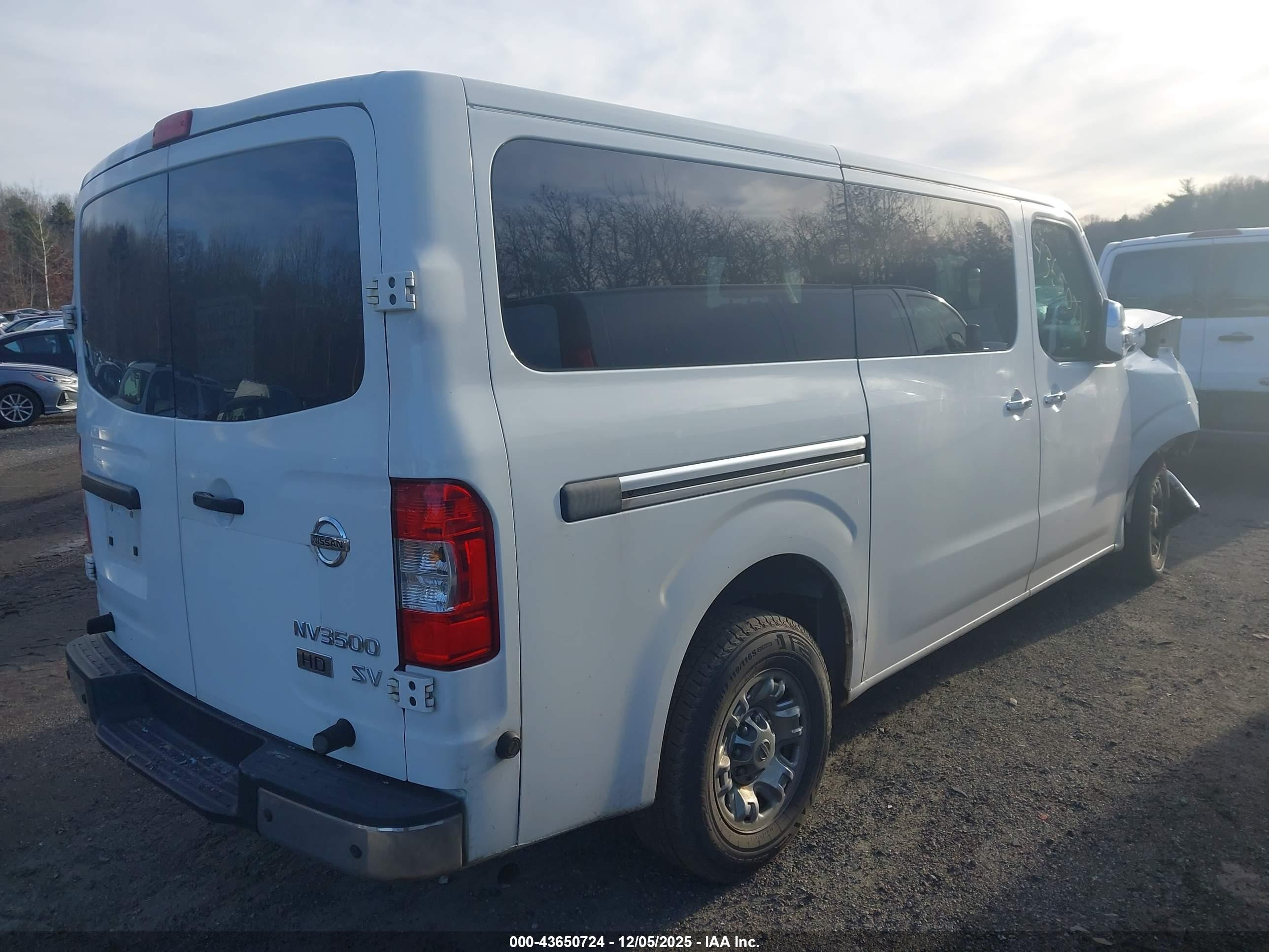 2015 Nissan Nv Passenger Nv3500 Hd Sv V6 White vin: 5BZBF0AA4FN850241