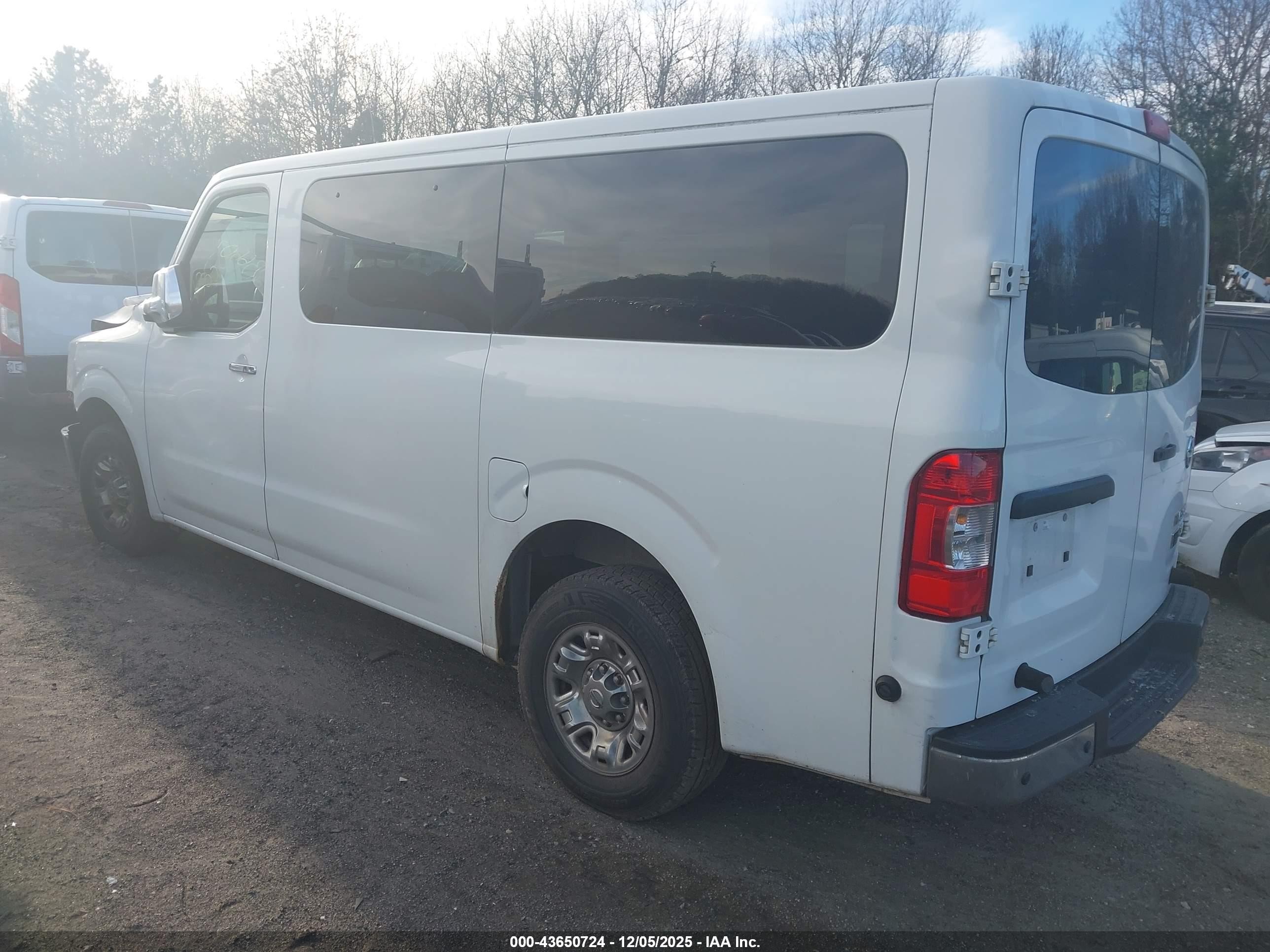 2015 Nissan Nv Passenger Nv3500 Hd Sv V6 White vin: 5BZBF0AA4FN850241