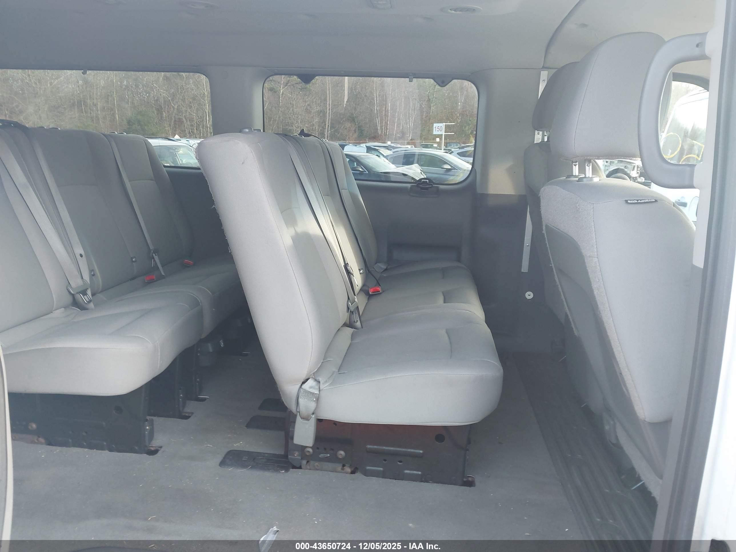 2015 Nissan Nv Passenger Nv3500 Hd Sv V6 White vin: 5BZBF0AA4FN850241