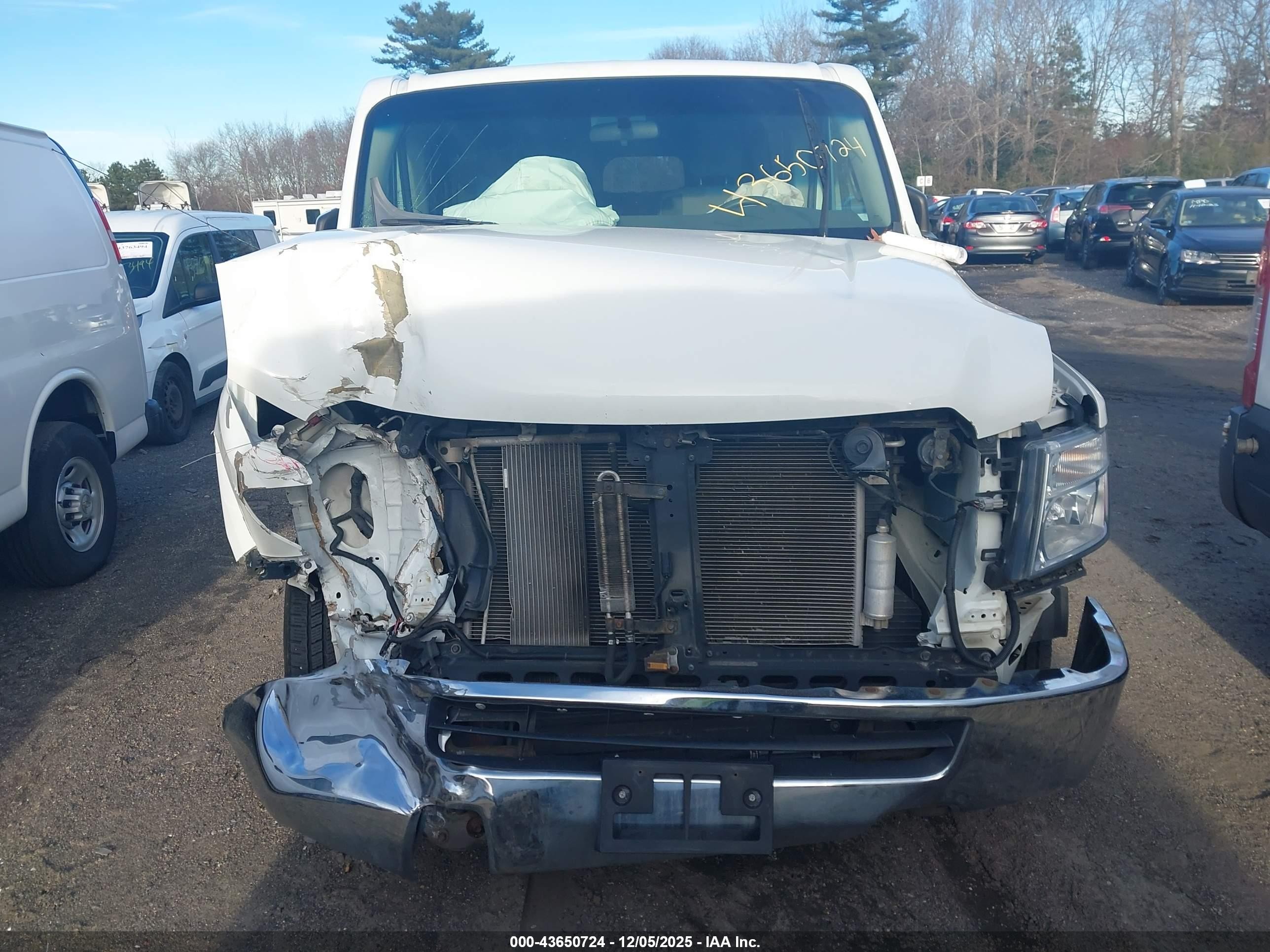 2015 Nissan Nv Passenger Nv3500 Hd Sv V6 White vin: 5BZBF0AA4FN850241