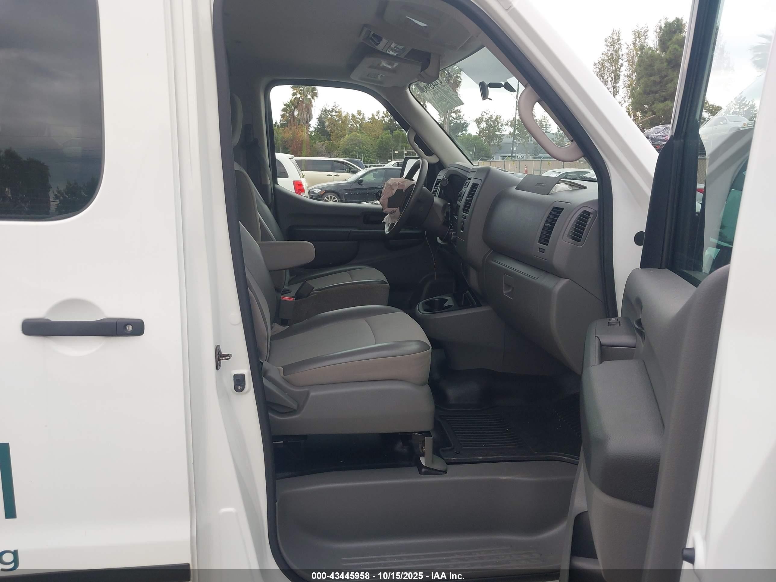 2014 Nissan Nv Passenger Nv3500 Hd S V6/sv V6 White vin: 5BZBF0AA5EN161100