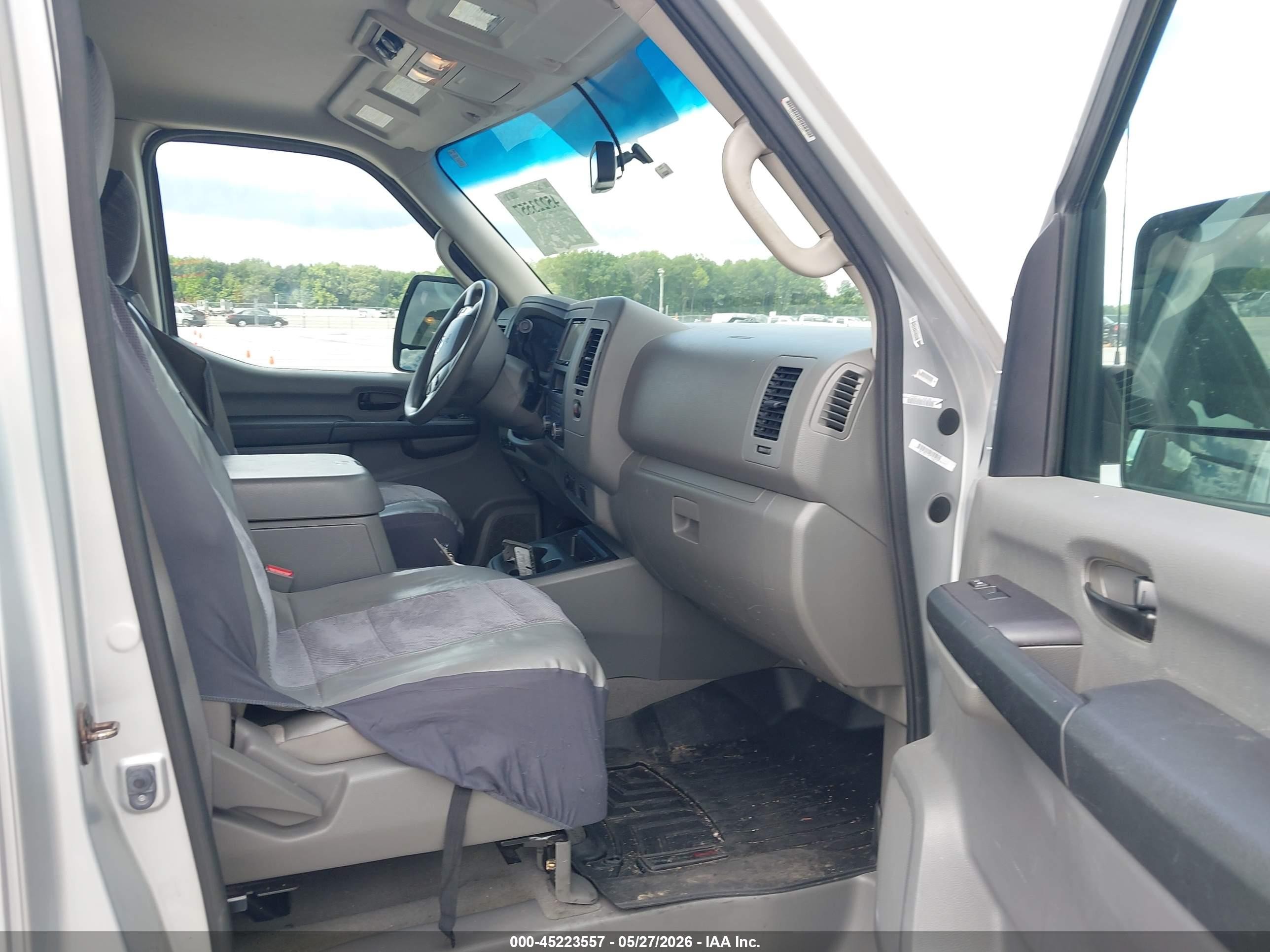 2015 Nissan Nv Passenger Nv3500 Hd Sv V6 Silver vin: 5BZBF0AA6FN850287