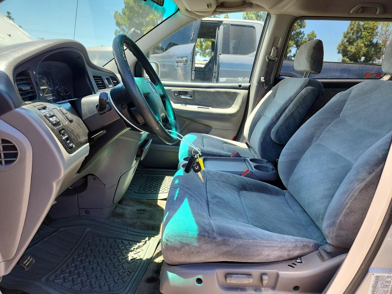 2004 Honda Odyssey Ex Silver vin: 5FNRL18664B044010
