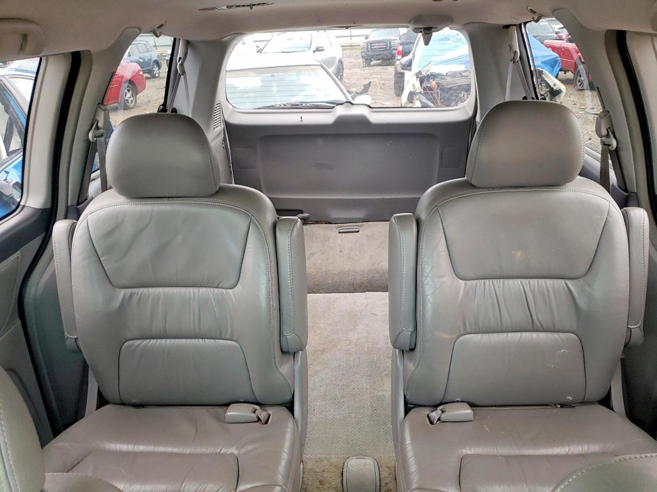 2004 Honda Odyssey Silver vin: 5FNRL18964B046639