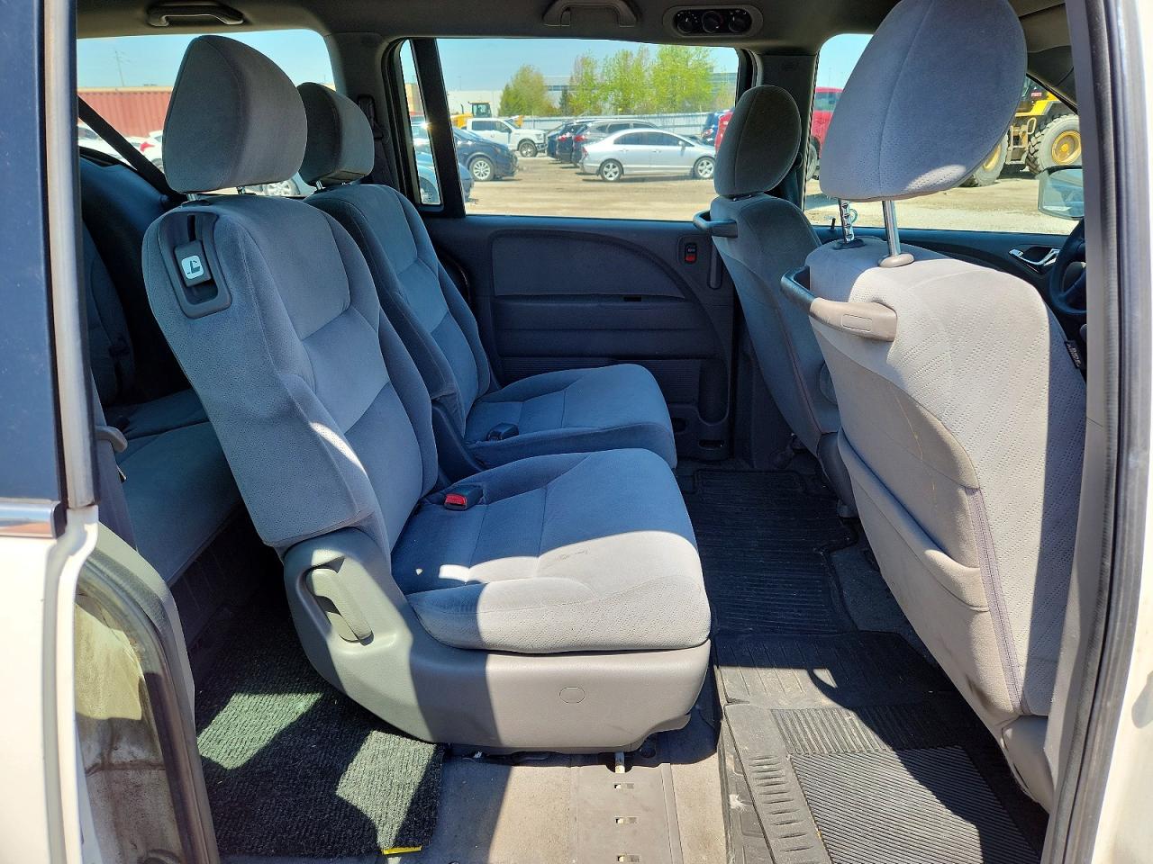 2008 Honda Odyssey Lx White vin: 5FNRL381X8B501083