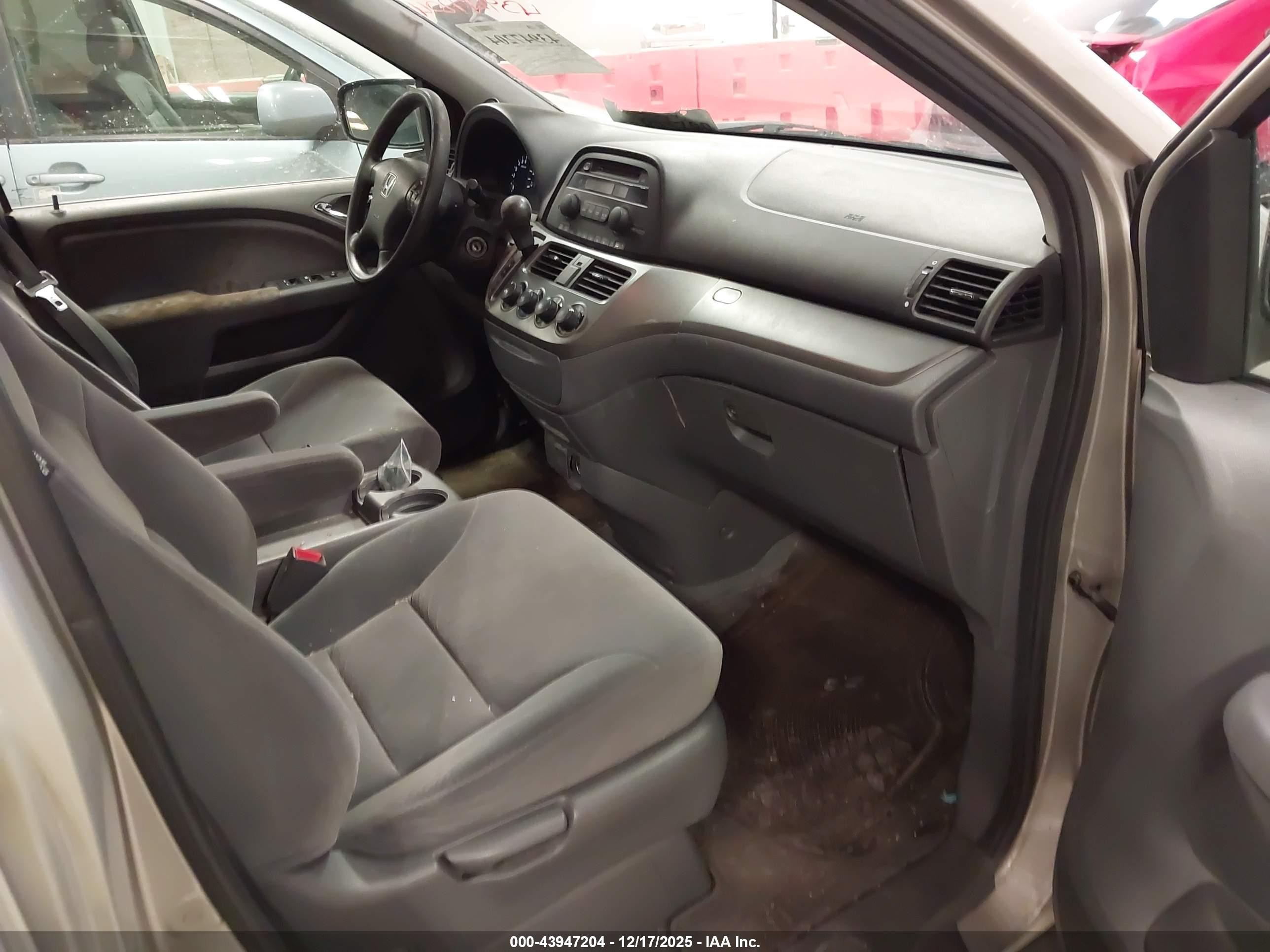 2005 Honda Odyssey Lx Silver vin: 5FNRL38235B073216