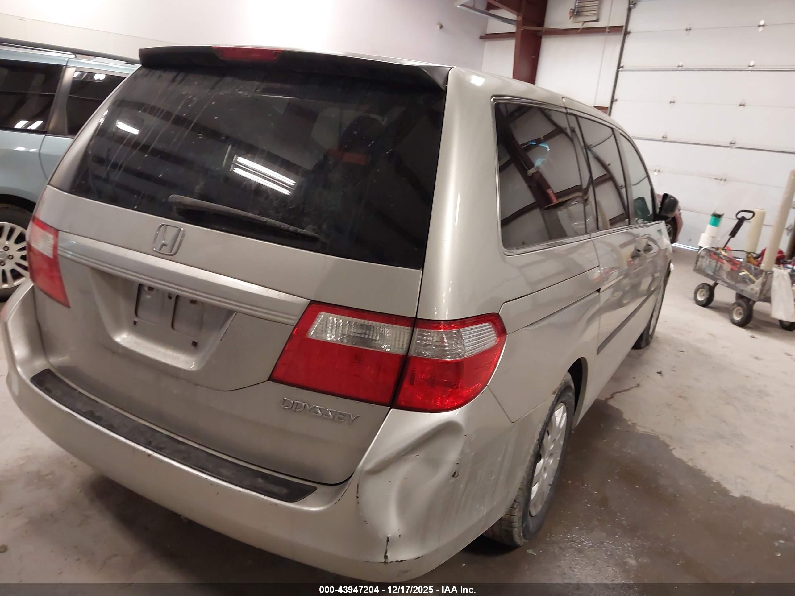 2005 Honda Odyssey Lx Silver vin: 5FNRL38235B073216