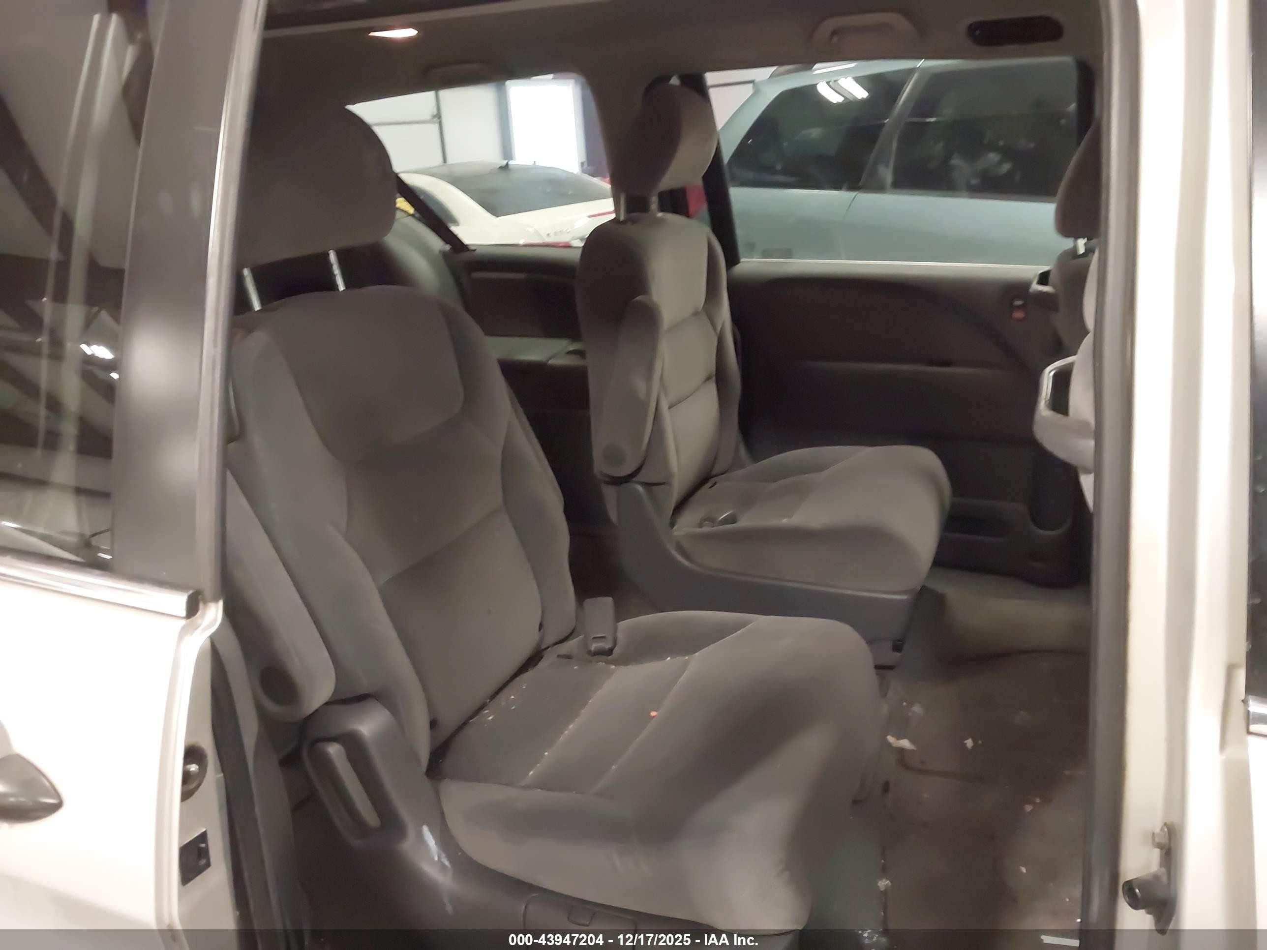 2005 Honda Odyssey Lx Silver vin: 5FNRL38235B073216