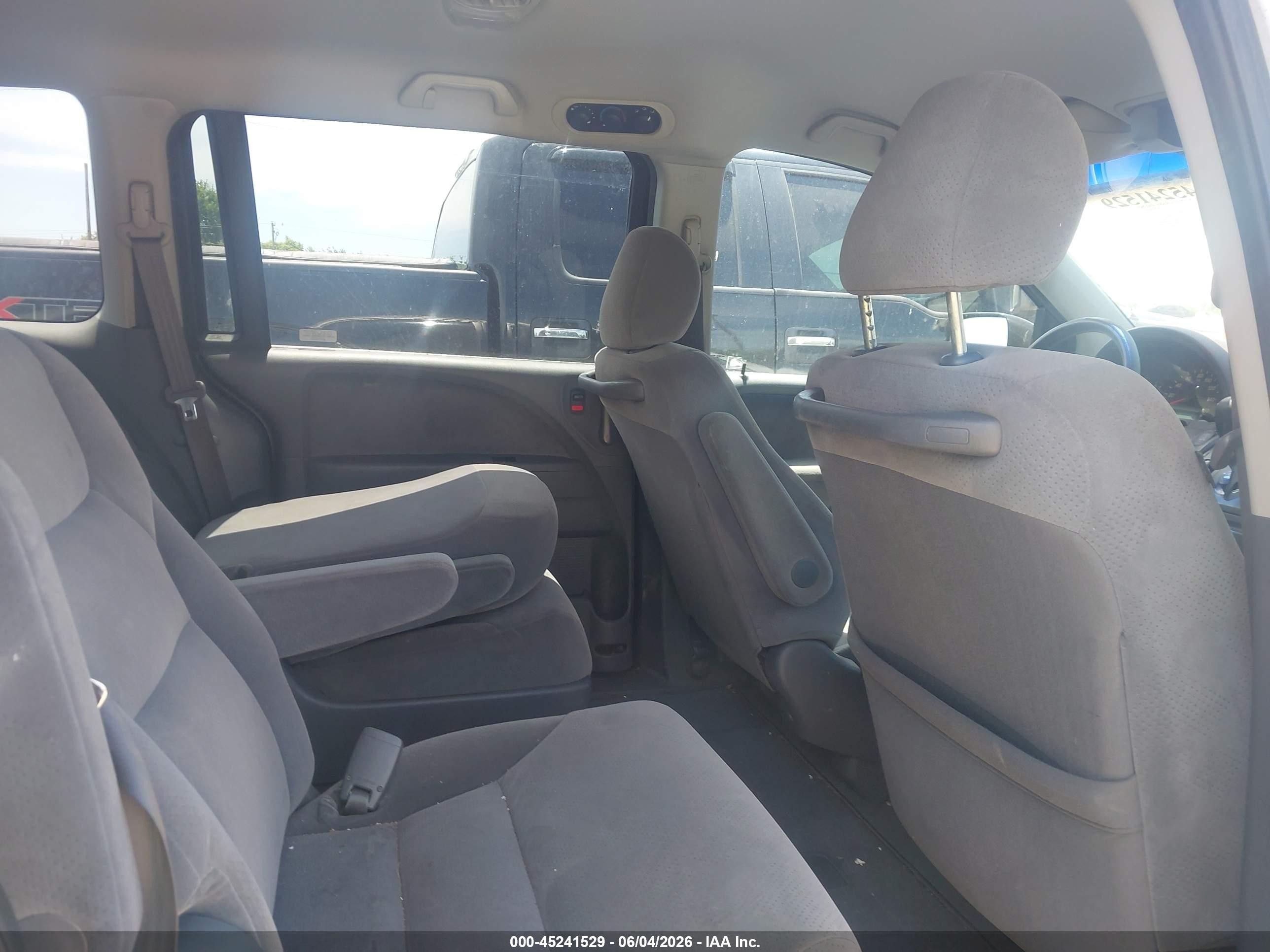 2007 Honda Odyssey Lx Silver vin: 5FNRL38257B039197