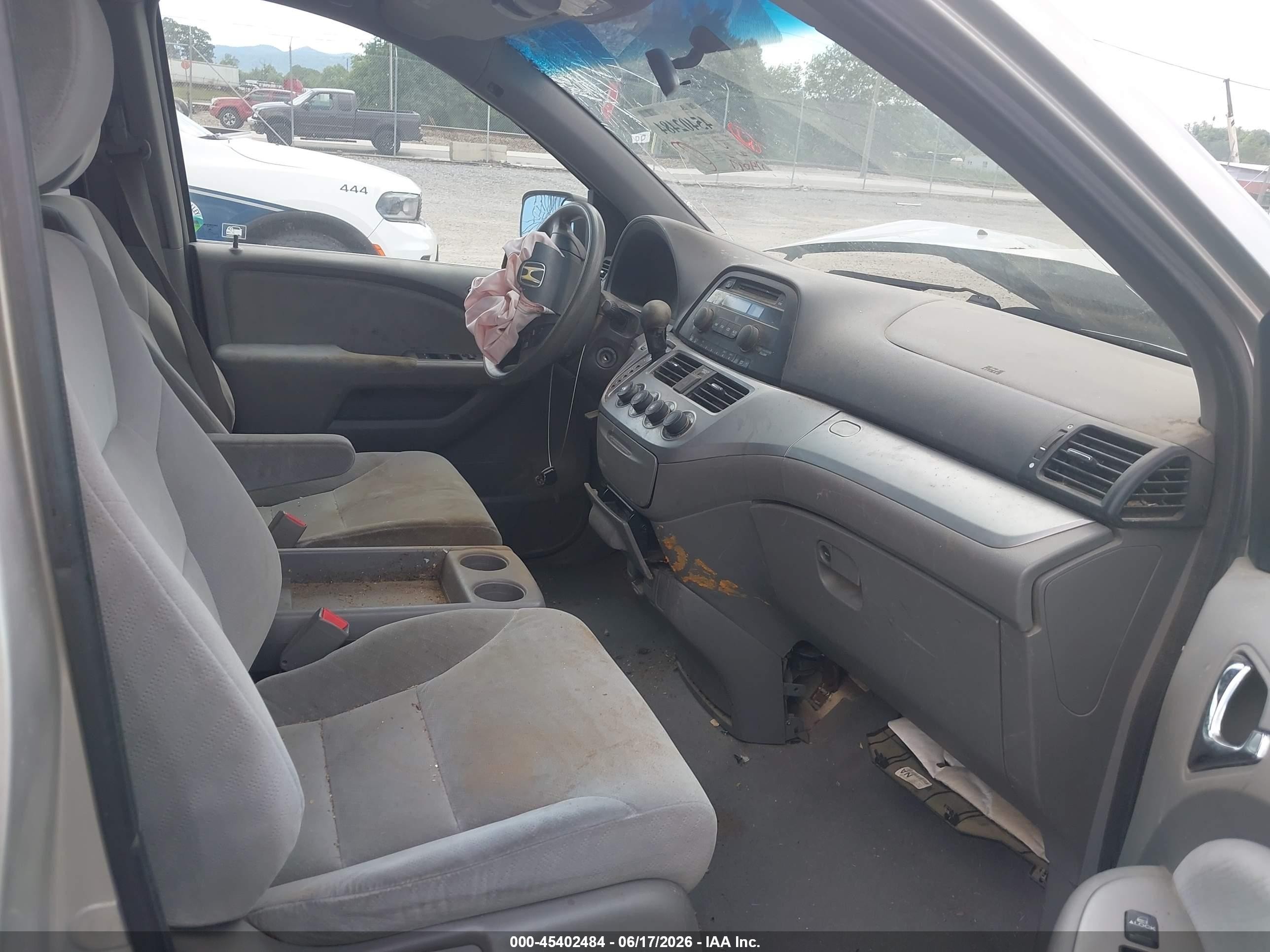 2008 Honda Odyssey Lx Silver vin: 5FNRL38268B036066