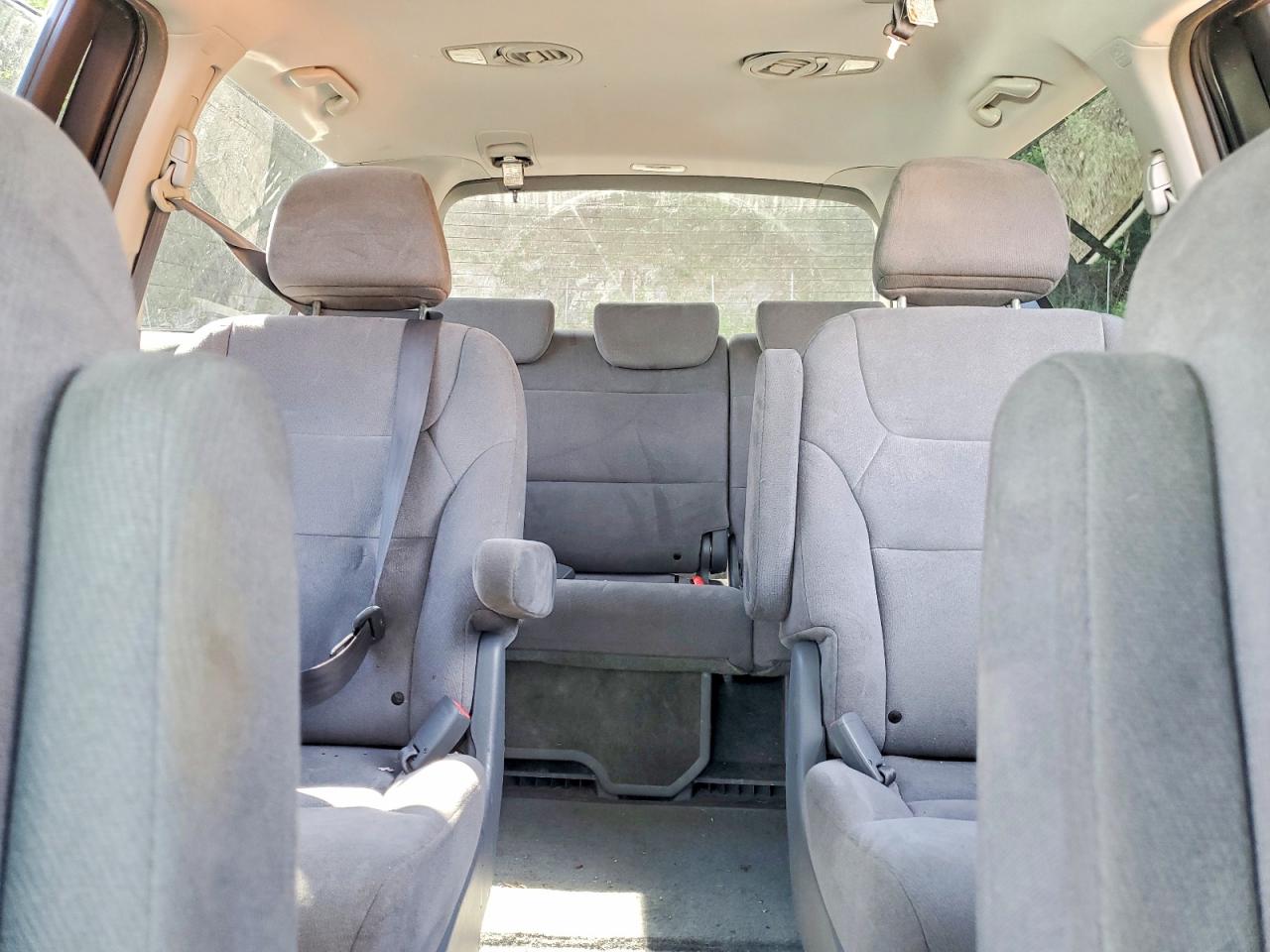 2006 Honda Odessey Silver vin: 5FNRL38446B049820