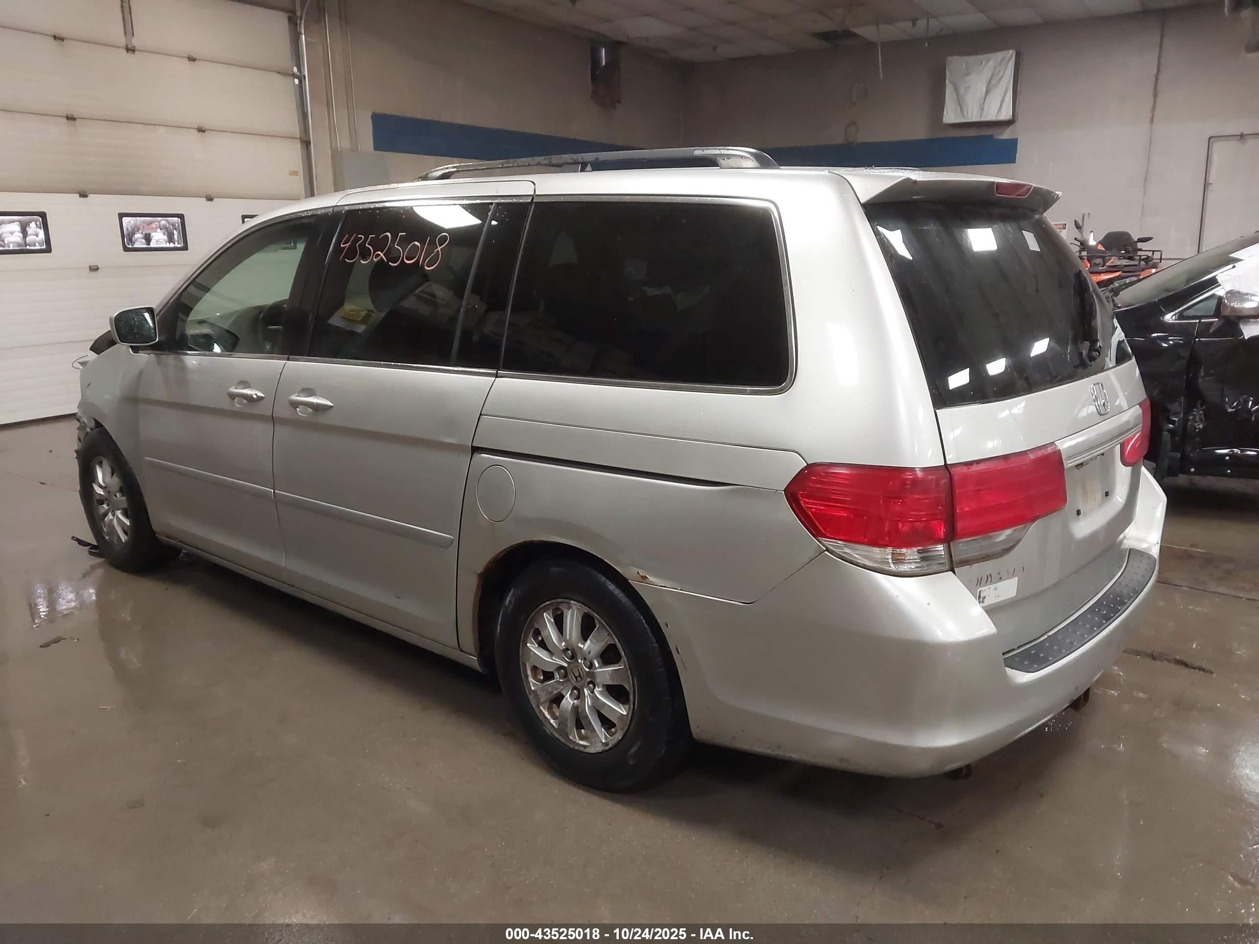 2008 Honda Odyssey Ex Silver vin: 5FNRL38468B013162