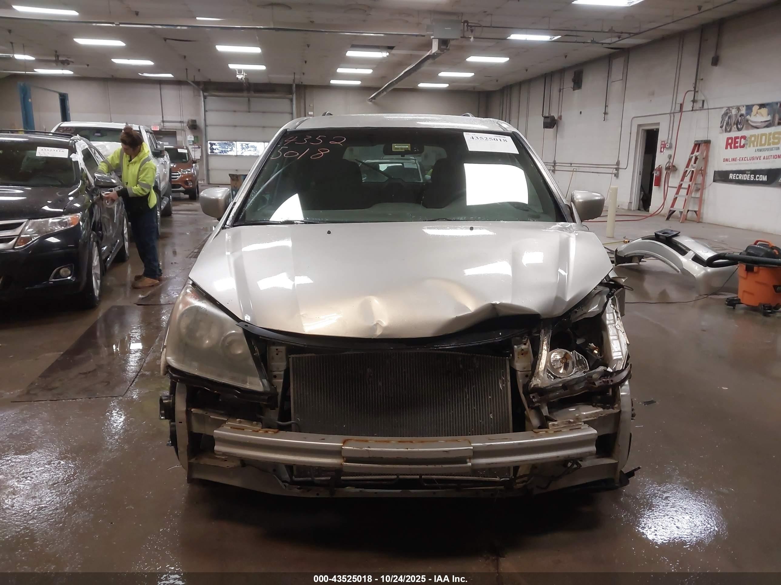 2008 Honda Odyssey Ex Silver vin: 5FNRL38468B013162