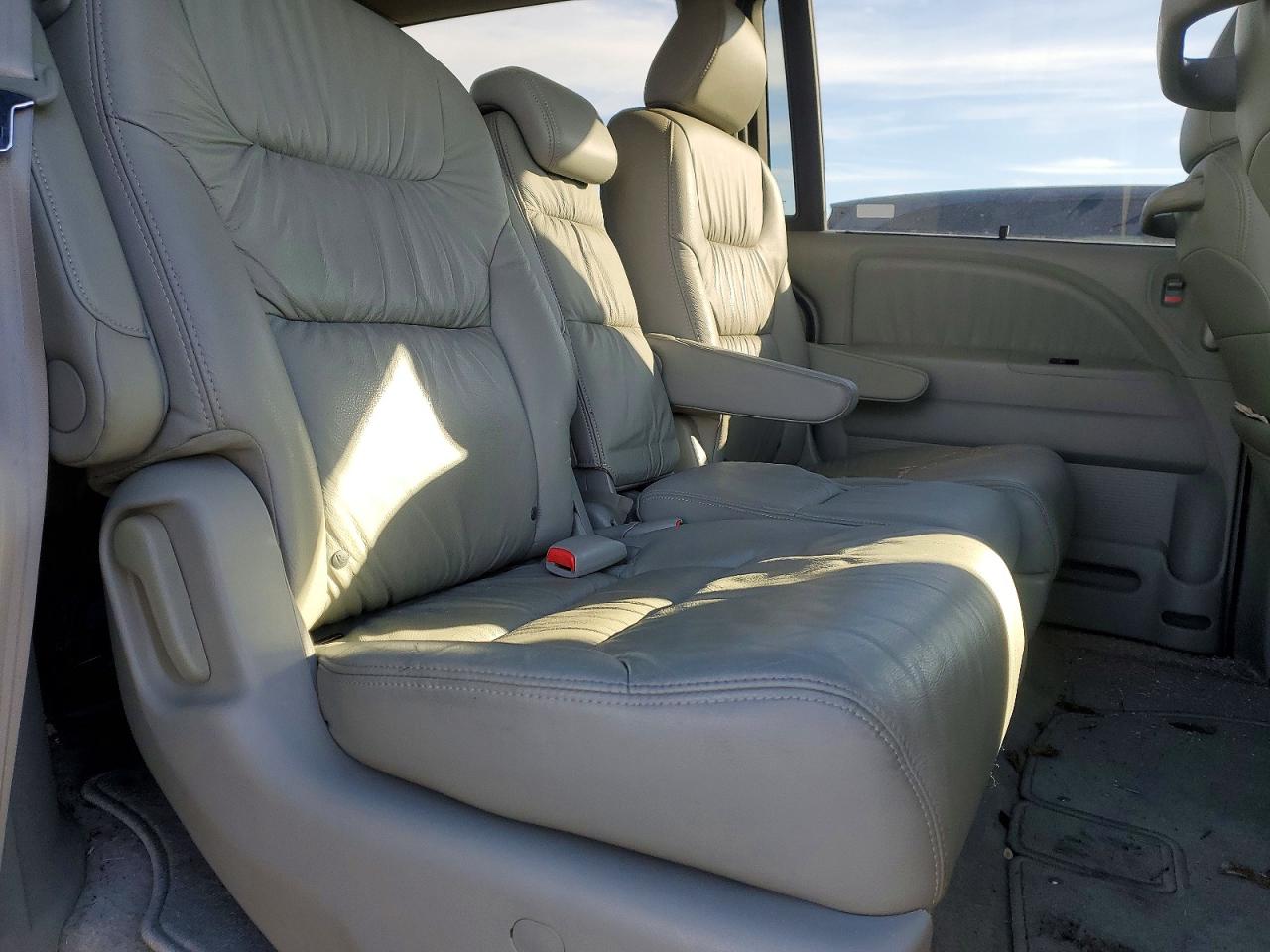 2008 Honda Odessy Silver vin: 5FNRL38678B113028