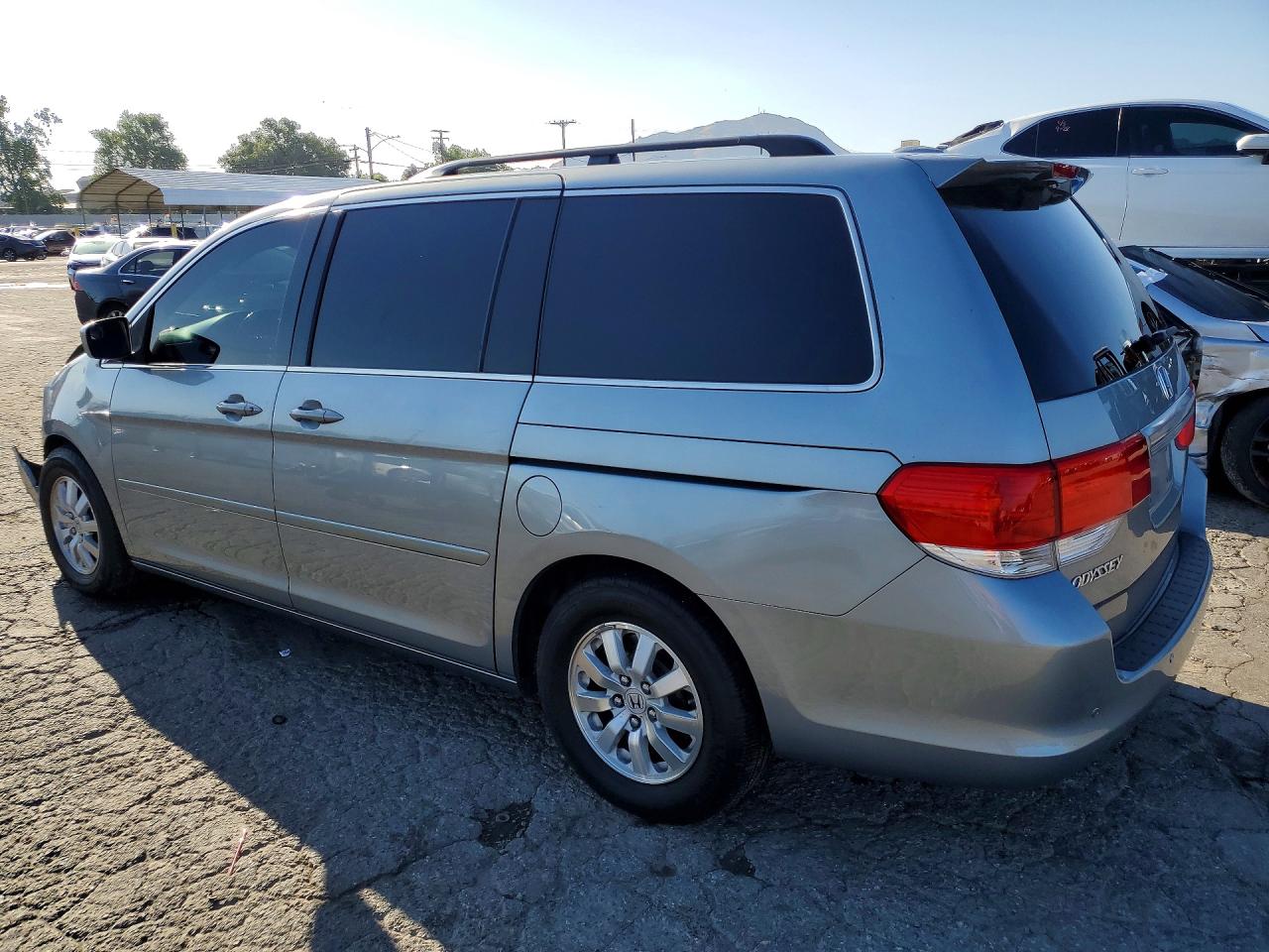 2008 Honda Odessey Silver vin: 5FNRL38698B108459